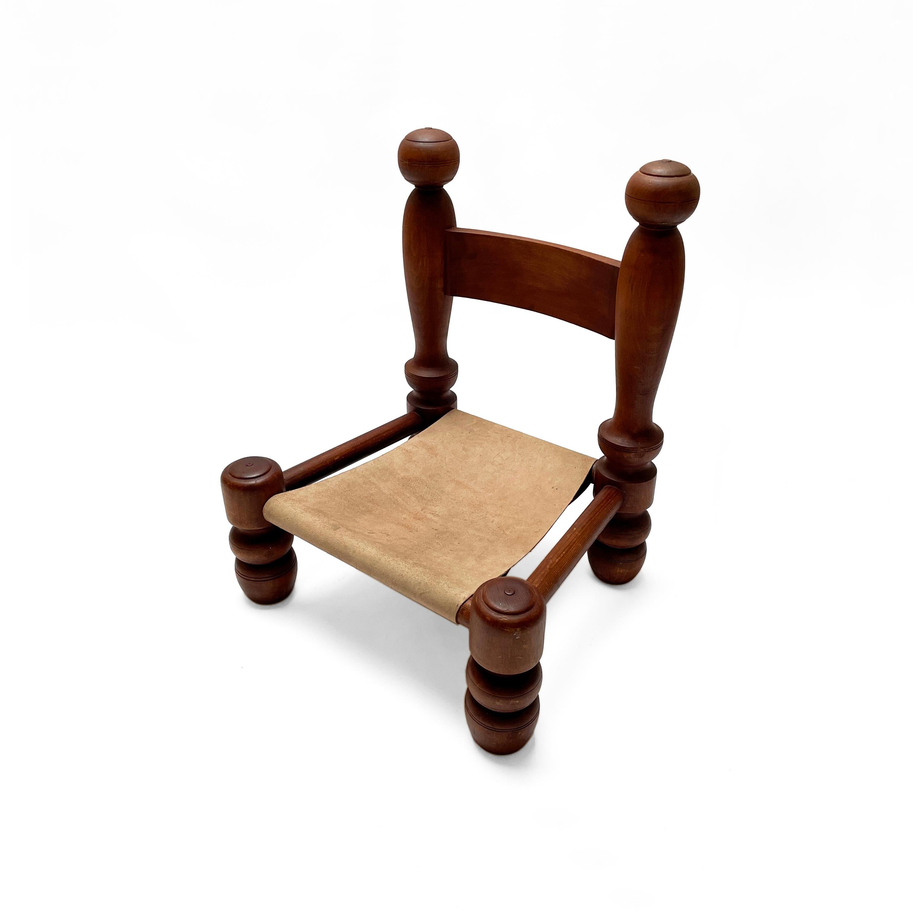 Schöner französischer brutalistischer Sessel oder Beistellstuhl im Stil von Charles Dudouyt aus den 1940er Jahren. Dieser schöne gedrechselte Holzstuhl ist sehr stabil und super bequem.
Das dunkle Holz und das helle Leder bilden einen sehr
