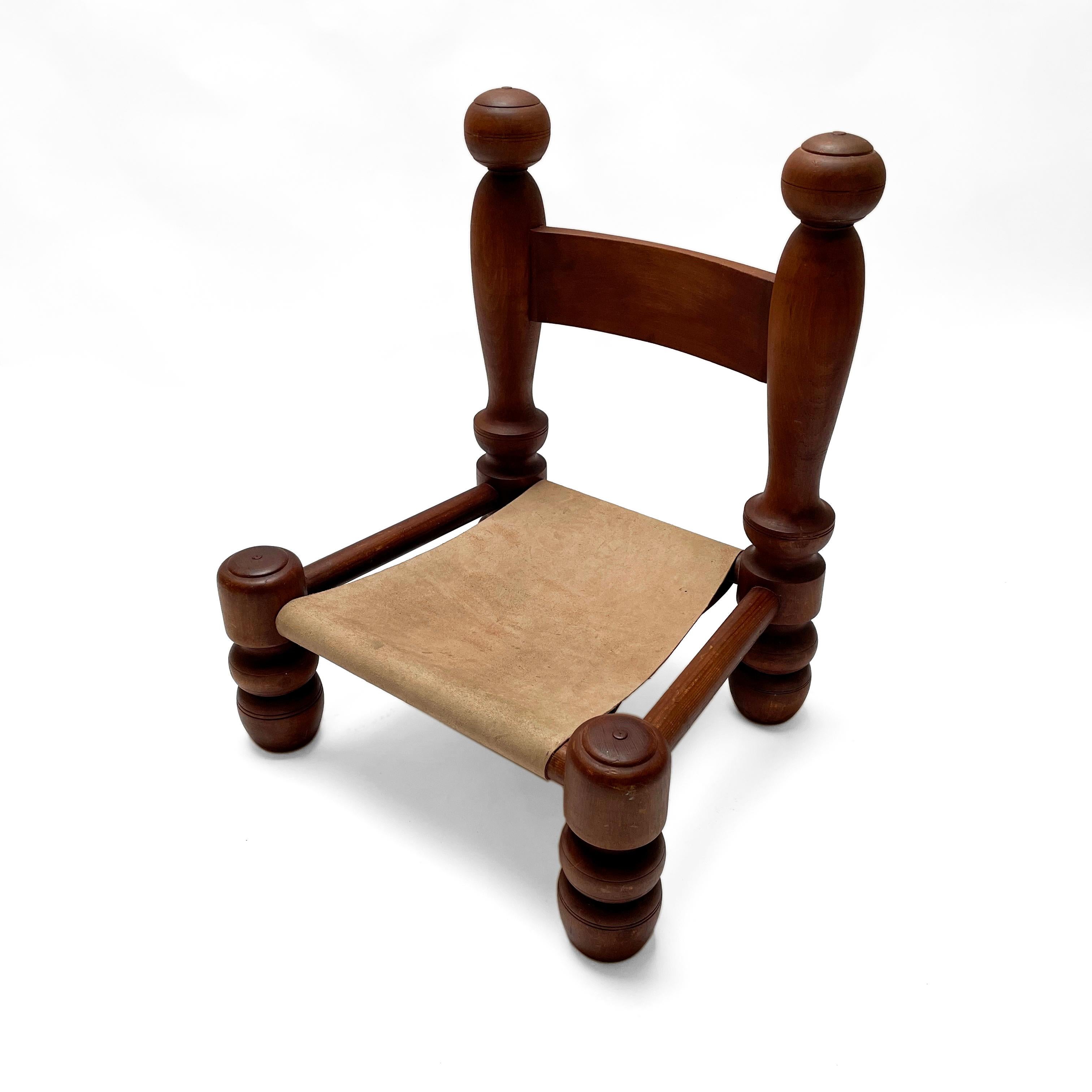 Brutalistischer, rustikaler, französischer, niedriger Stuhl aus gedrechseltem Holz im Stil von Charles Dudouyt  (Brutalismus) im Angebot
