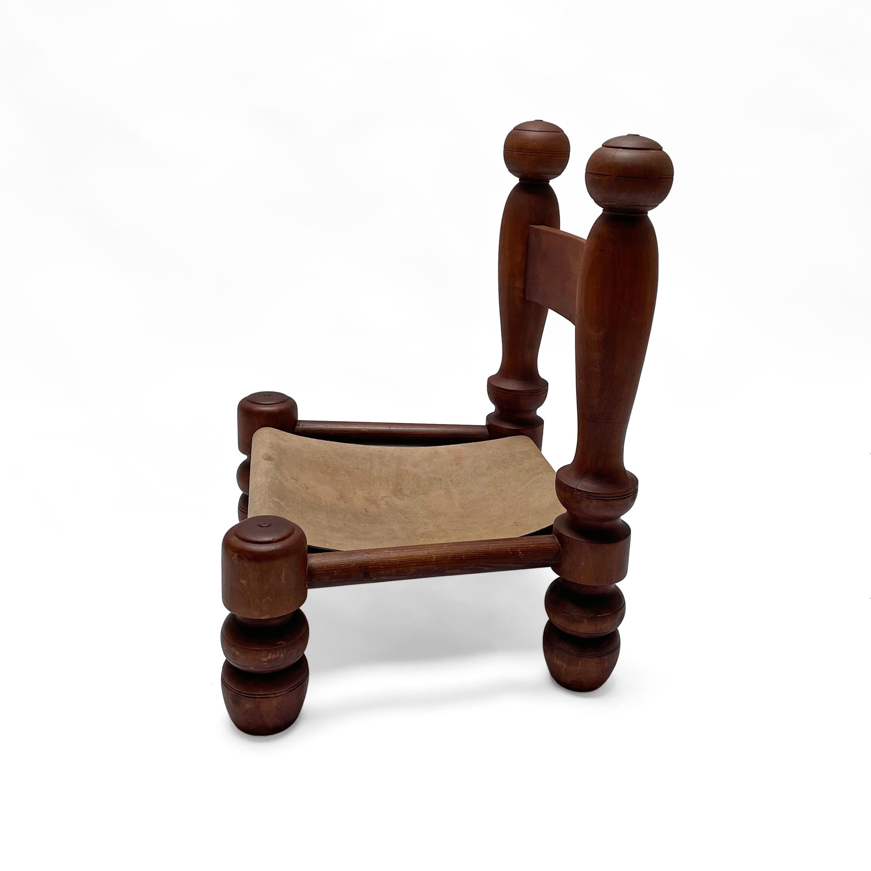 Brutalistischer, rustikaler, französischer, niedriger Stuhl aus gedrechseltem Holz im Stil von Charles Dudouyt  (Französisch) im Angebot