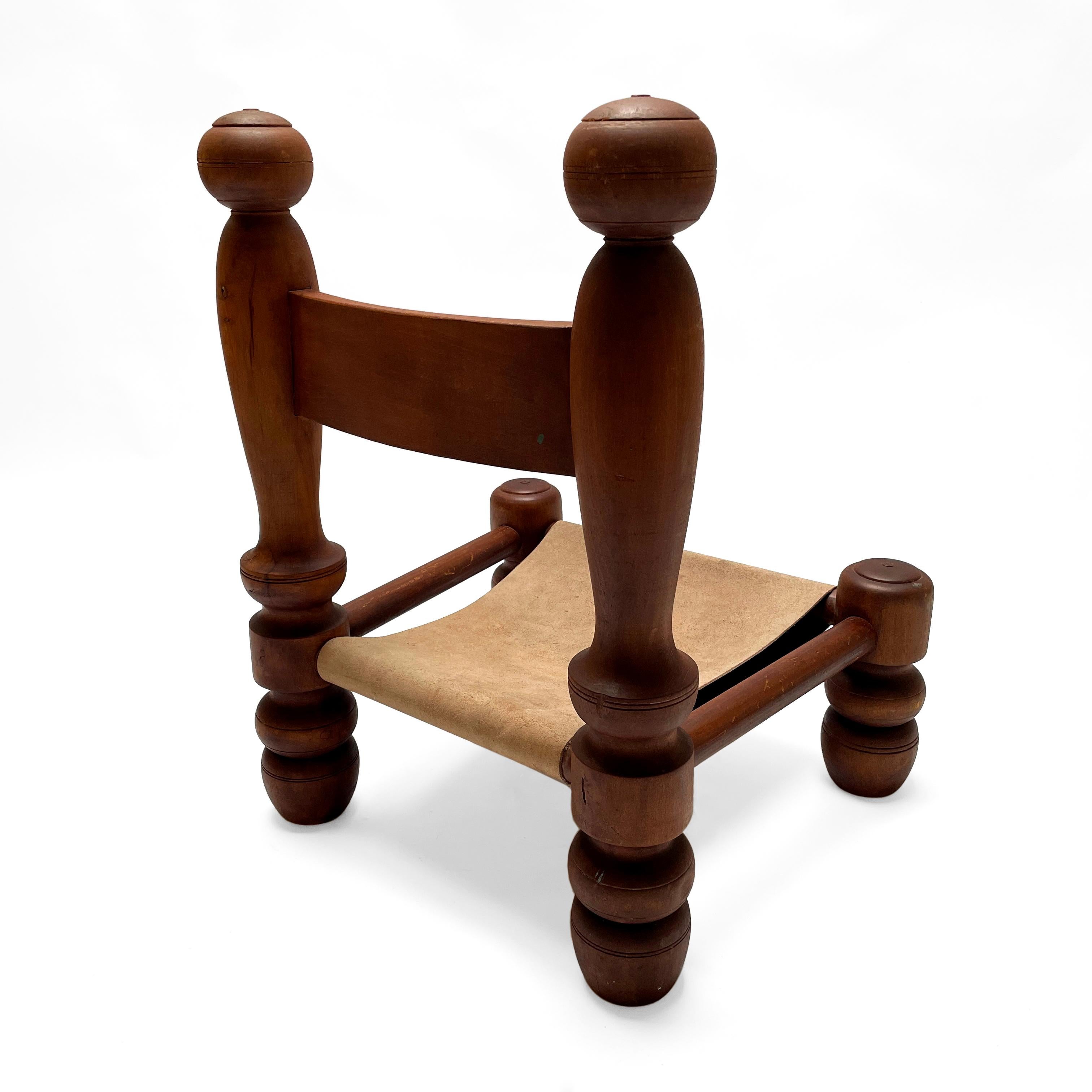 Brutalistischer, rustikaler, französischer, niedriger Stuhl aus gedrechseltem Holz im Stil von Charles Dudouyt  (Gedrechselt) im Angebot