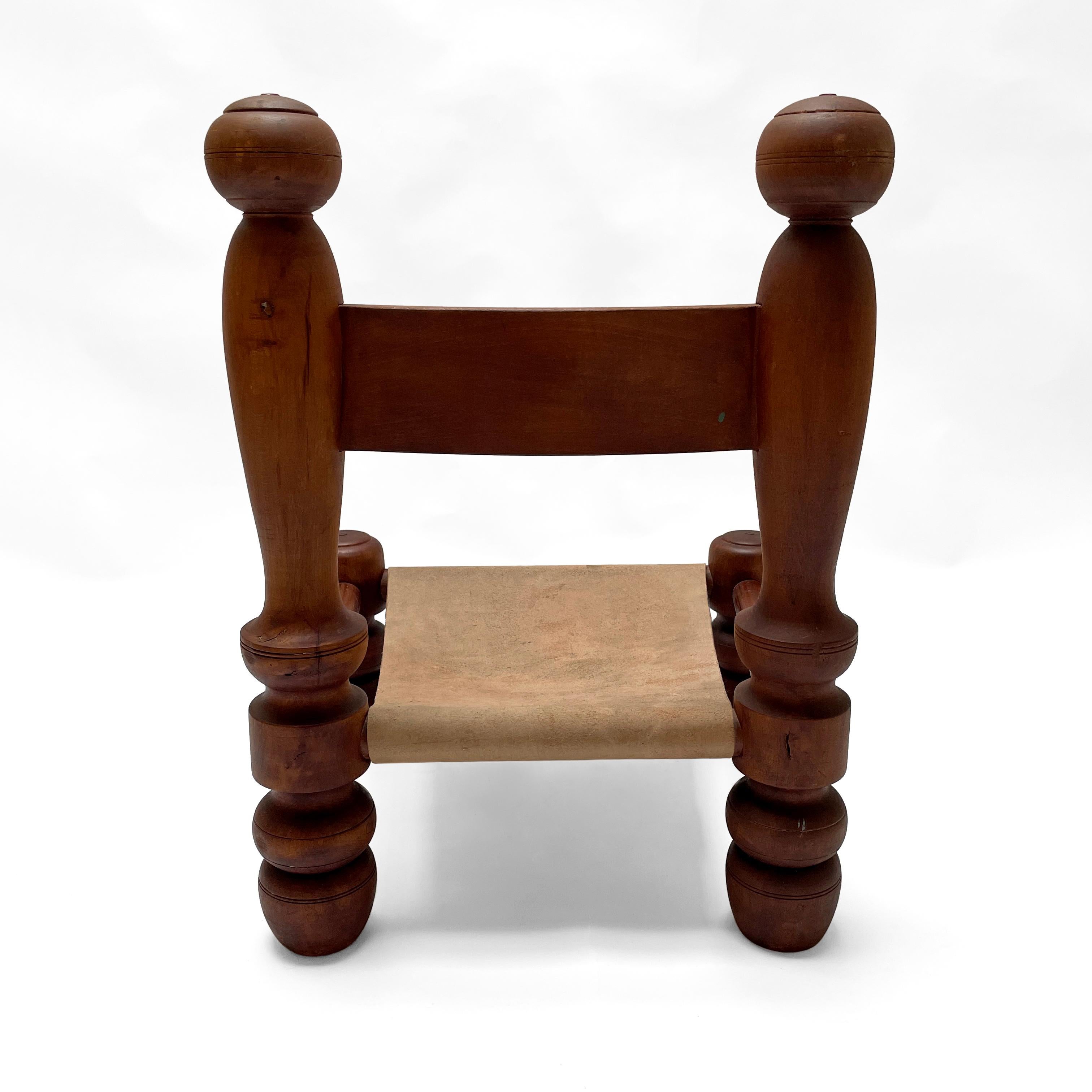 Brutalistischer, rustikaler, französischer, niedriger Stuhl aus gedrechseltem Holz im Stil von Charles Dudouyt  (Mitte des 20. Jahrhunderts) im Angebot