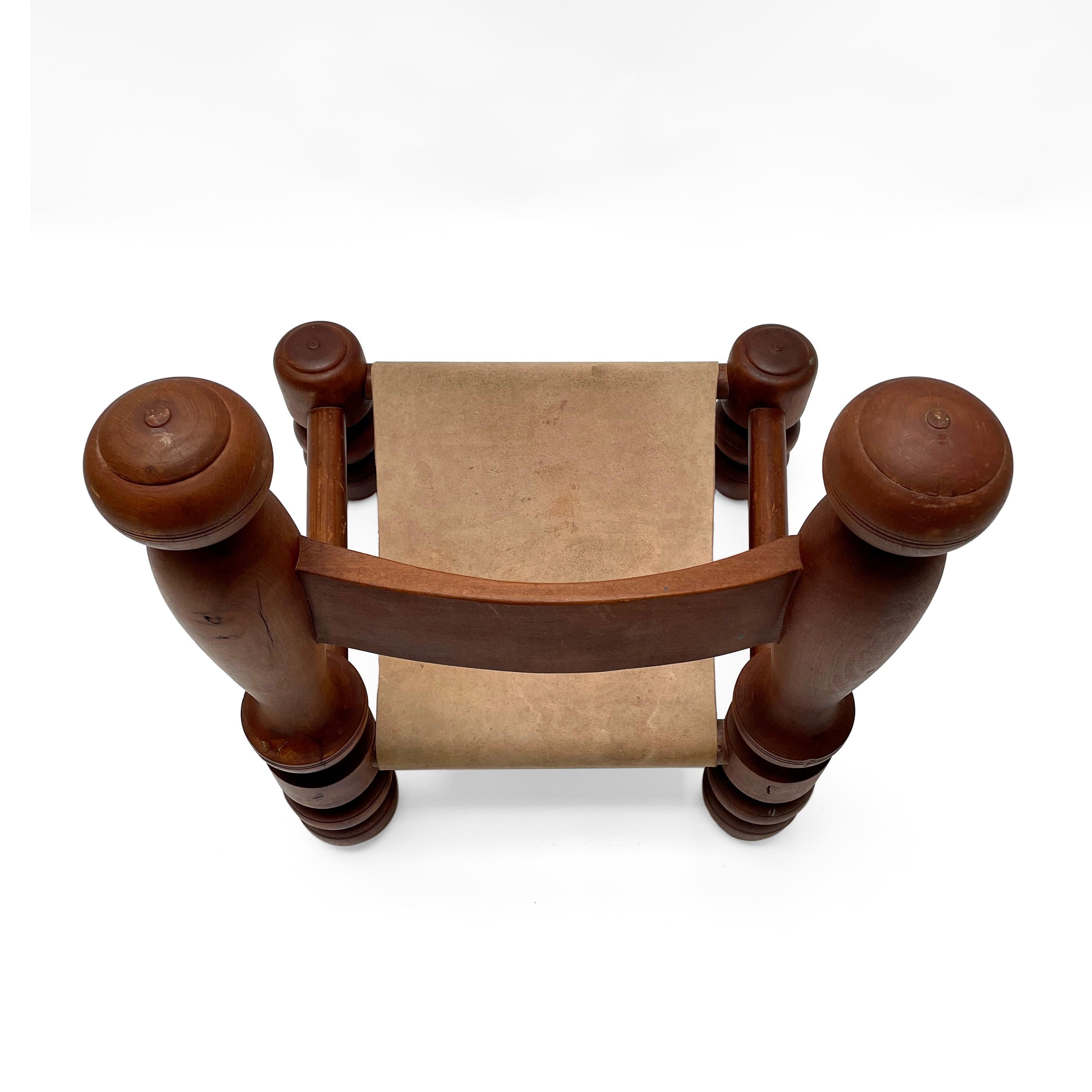 Brutalistischer, rustikaler, französischer, niedriger Stuhl aus gedrechseltem Holz im Stil von Charles Dudouyt  (Leder) im Angebot