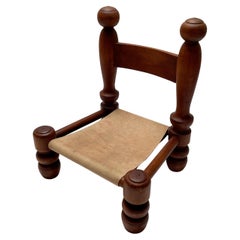 Brutalistischer, rustikaler, französischer, niedriger Stuhl aus gedrechseltem Holz im Stil von Charles Dudouyt 