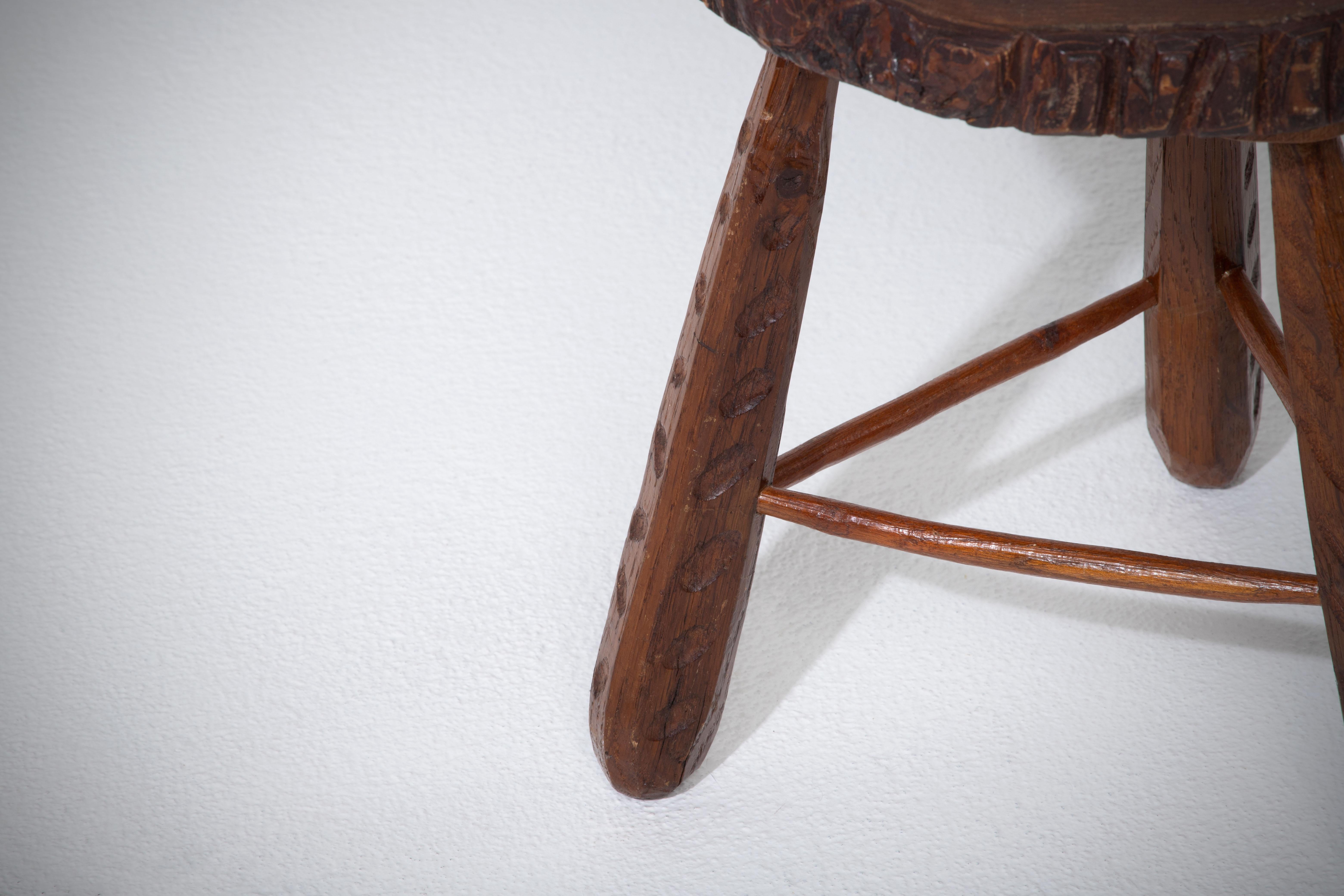 Brutalistischer, rustikaler Dreibein-Milchhocker aus Eiche, französische Handwerkskunst, Gouge, 1980 (Moderne der Mitte des Jahrhunderts) im Angebot