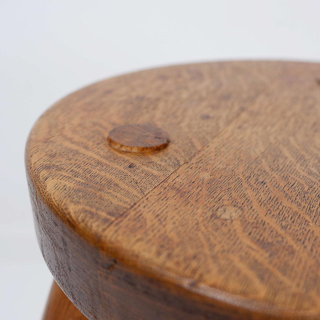 Legno Sgabello treppiede rustico brutalista in Oak - Anni '60 in vendita