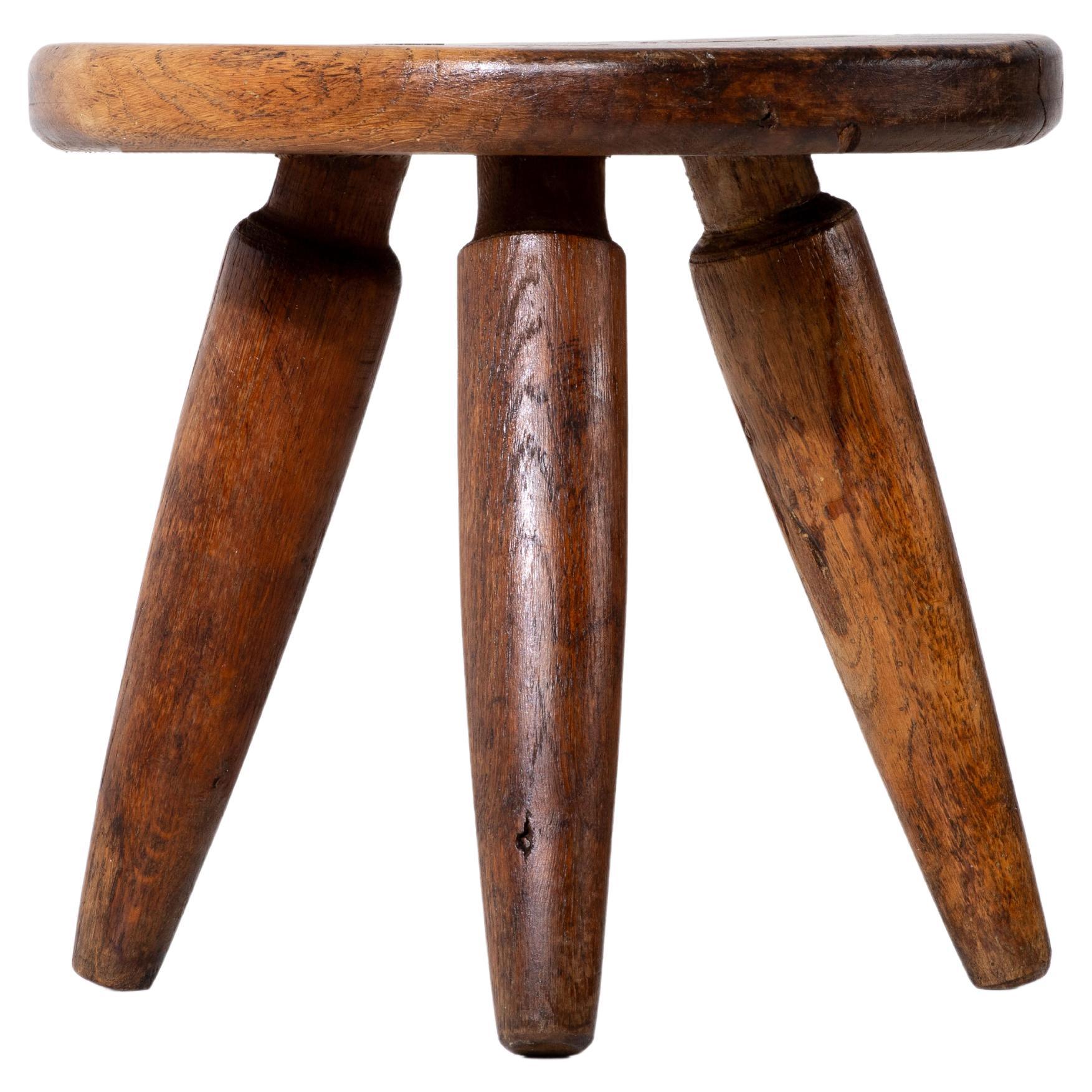 Tabouret tripode en chêne rustique brutaliste, France, 1930