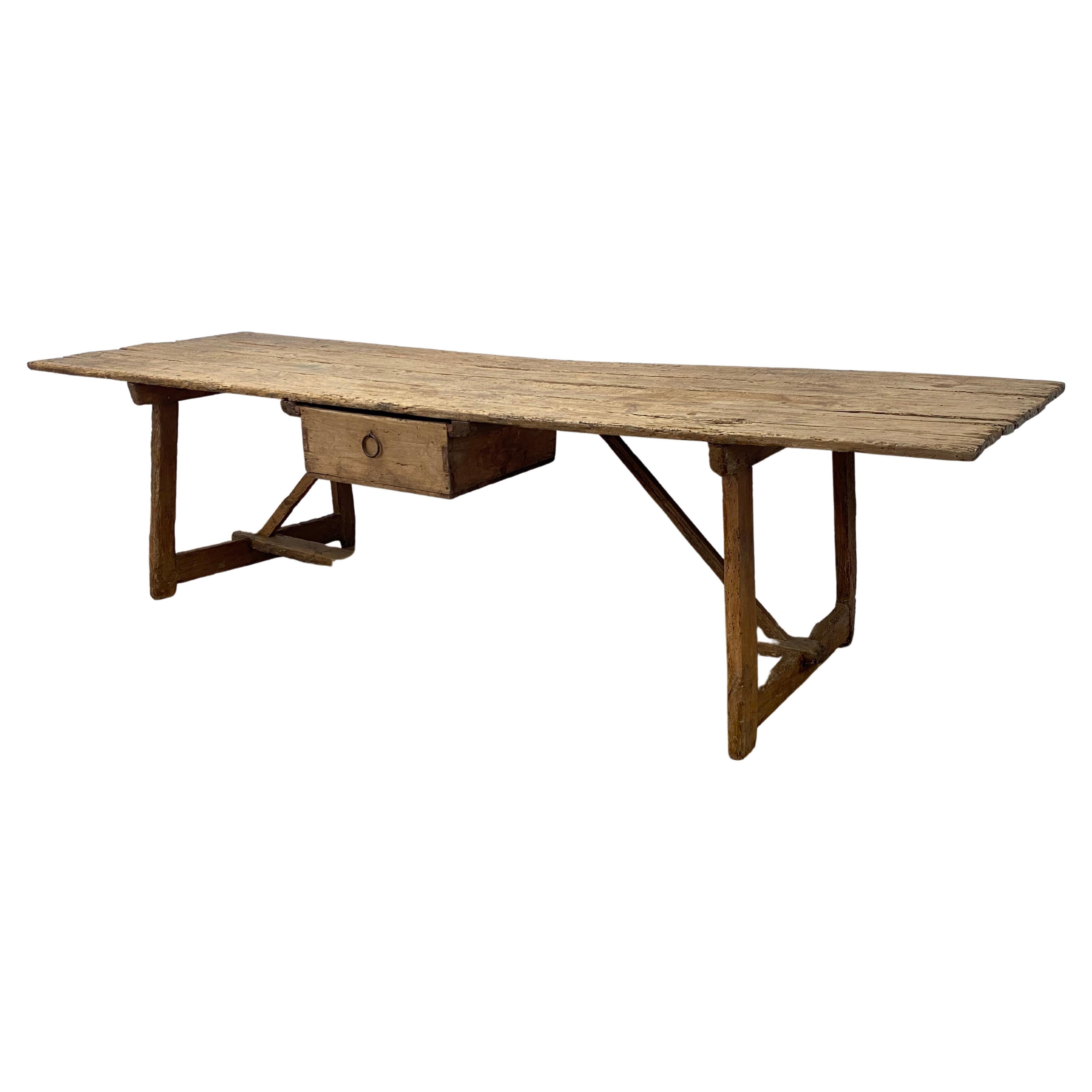 Mesa de granja española rústica y brutalista