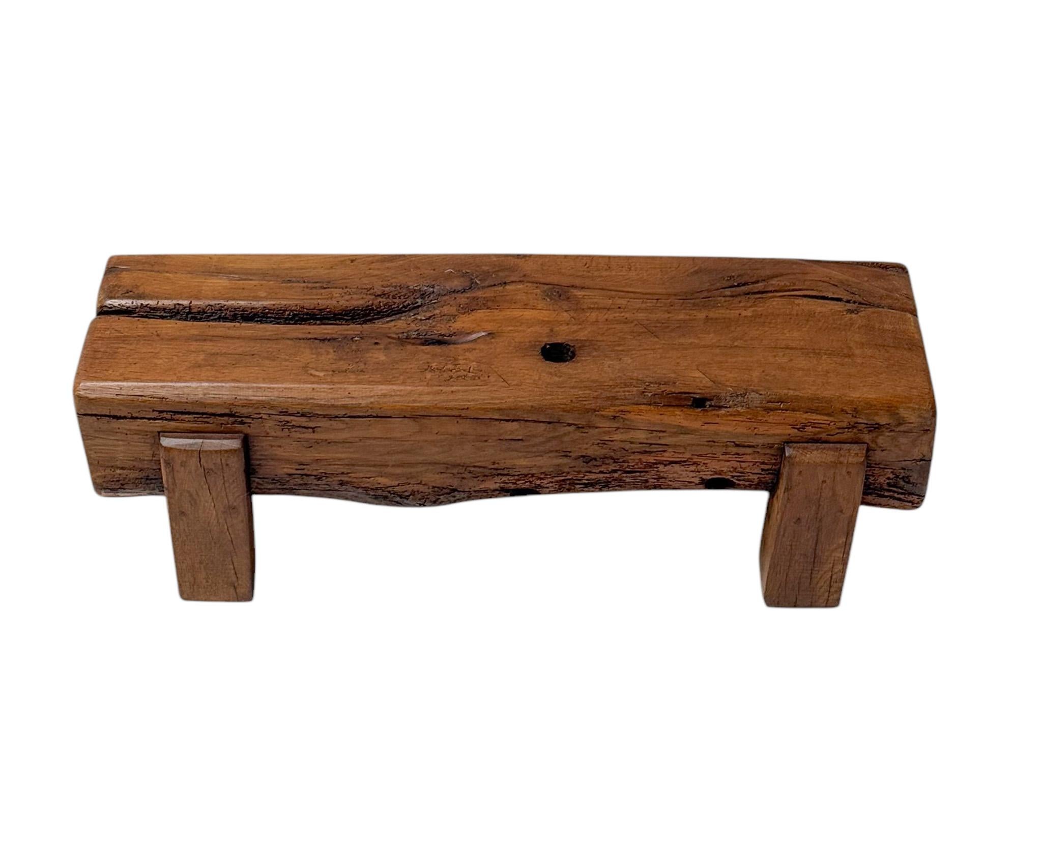 Superbe et rare table d'appoint Brutalist Rustic Wabi Sabi.
Un design néerlandais saisissant des années 1970.
Plateau en chêne massif d'origine reposant sur quatre pieds solides d'origine.
Cette magnifique table d'appoint Brutalist Rustic Wabi Sabi