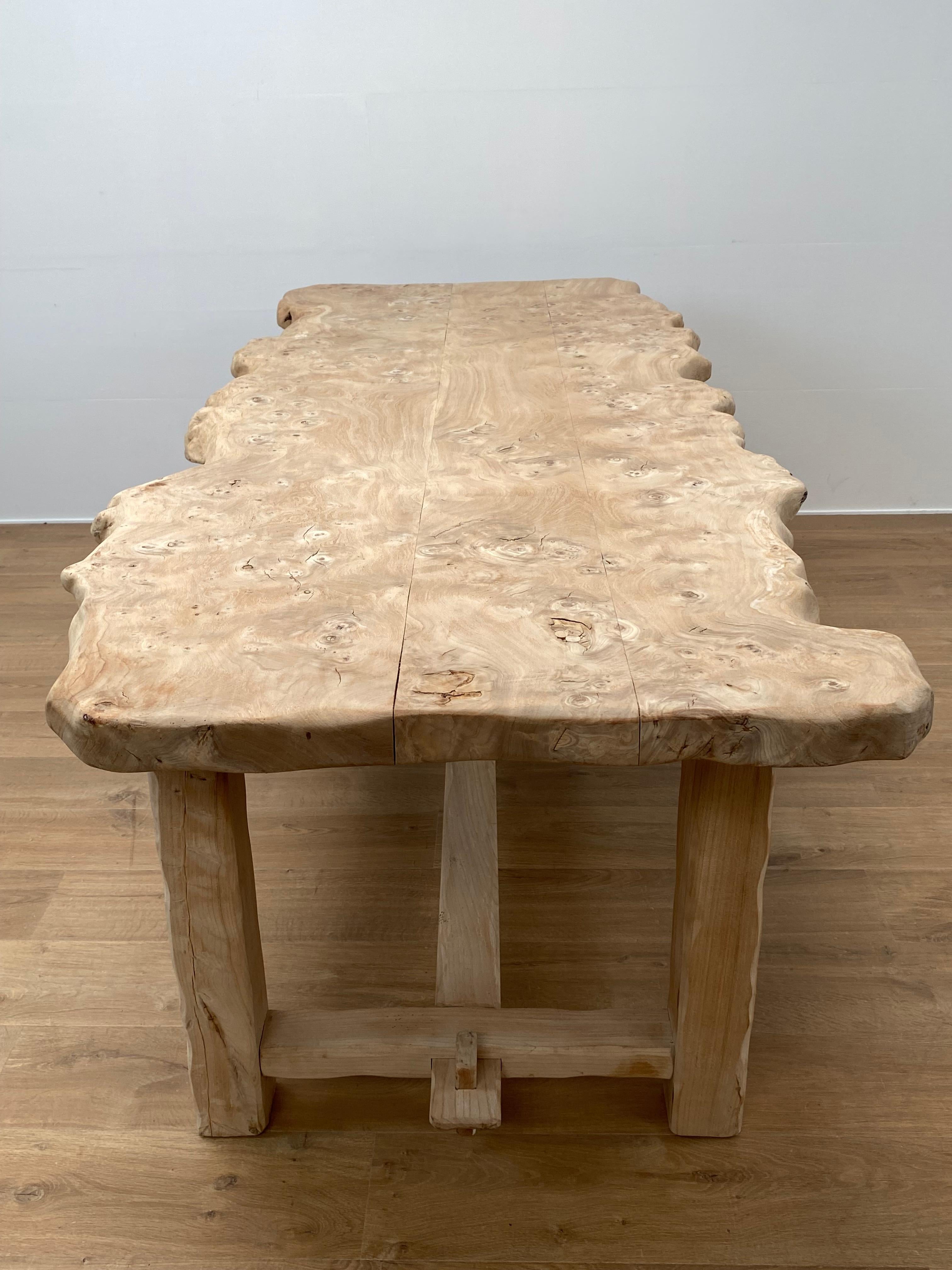 Table en bois brutaliste et rustique en vente 8