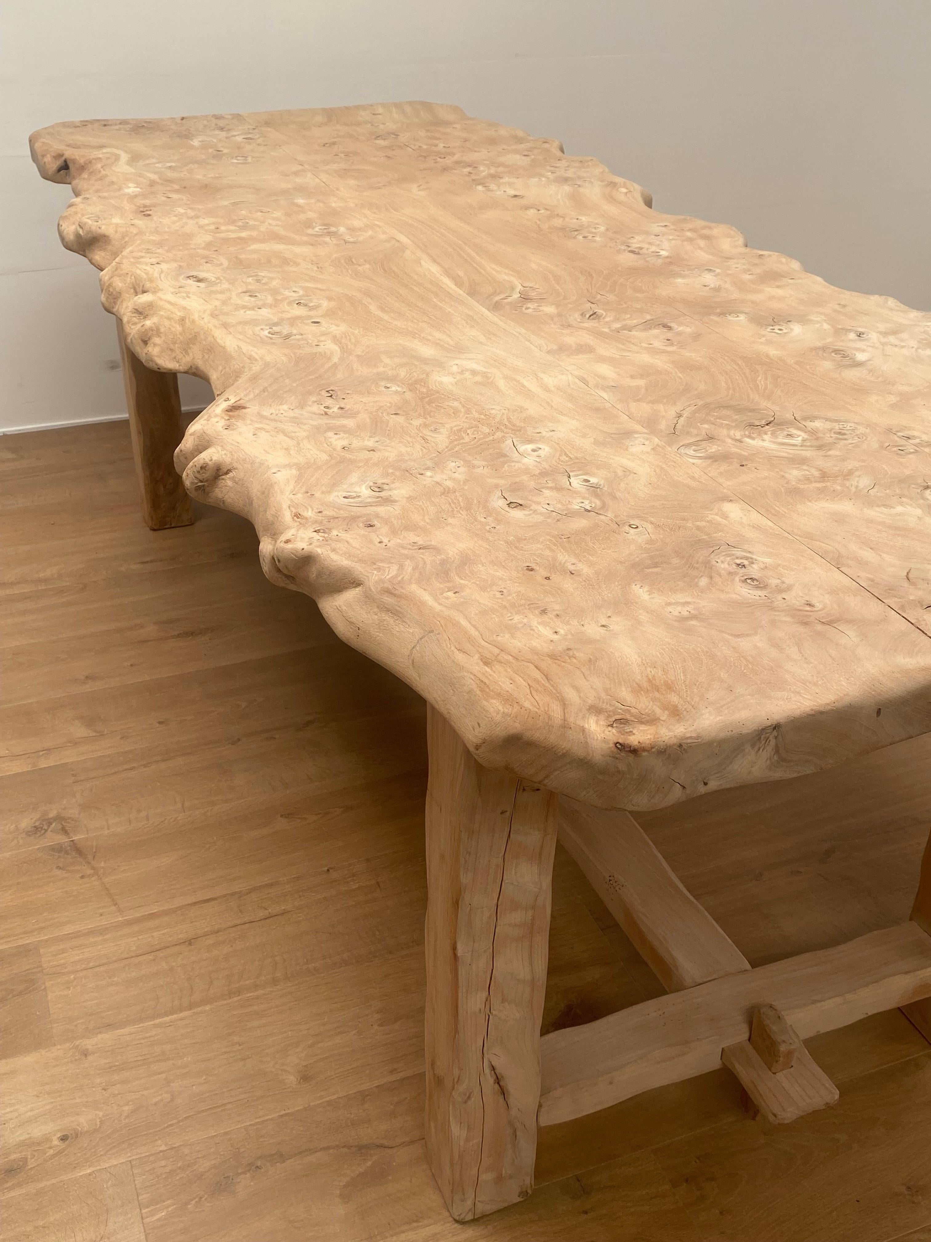 Table en bois brutaliste et rustique en vente 11