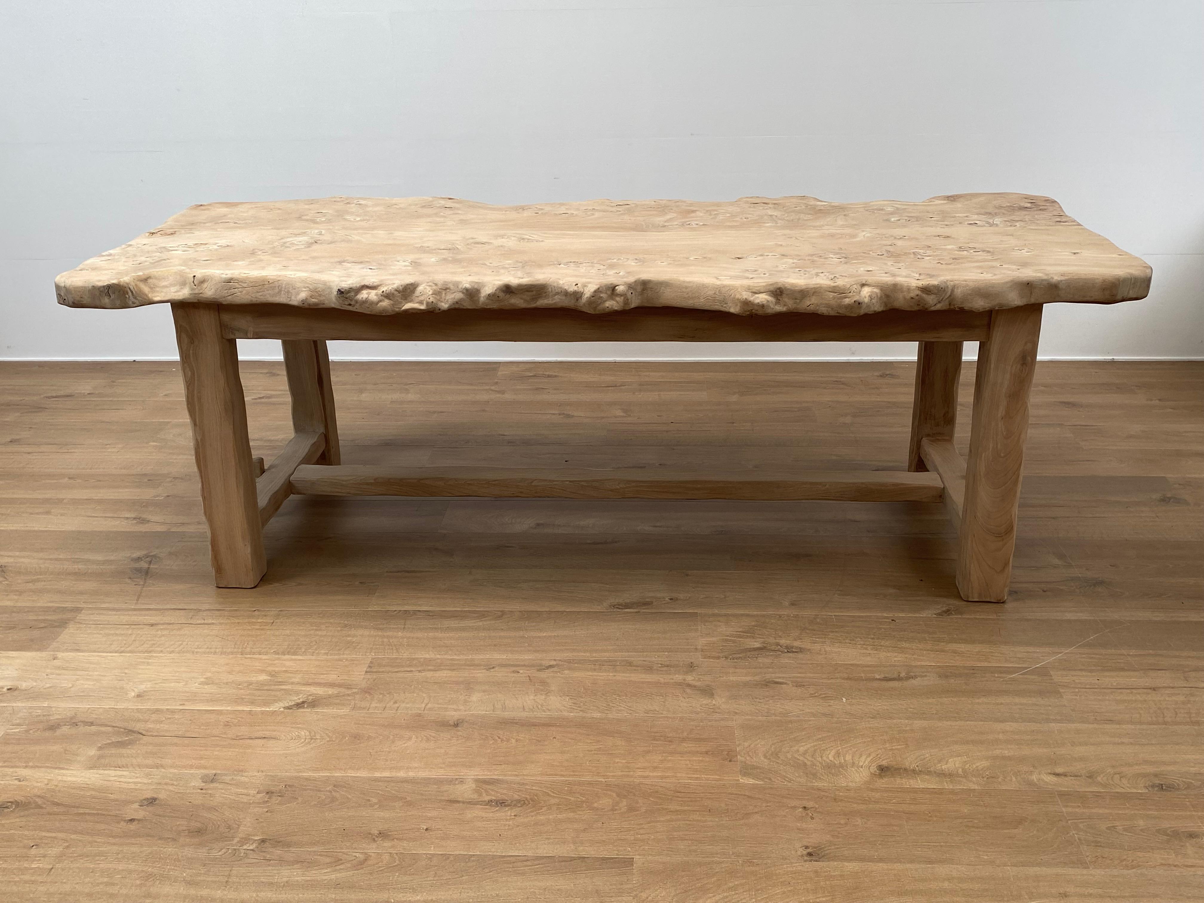 Außergewöhnlicher brutalistischer Tisch aus gebleichtem Ulmenholz, aus Frankreich aus den 1960er Jahren,
schöne Patina und Glanz des Wurzelholzes,
unregelmäßige und natürliche Form der Tischplatte,
der Tisch steht auf 4 Beinen mit Streckbank,
ein