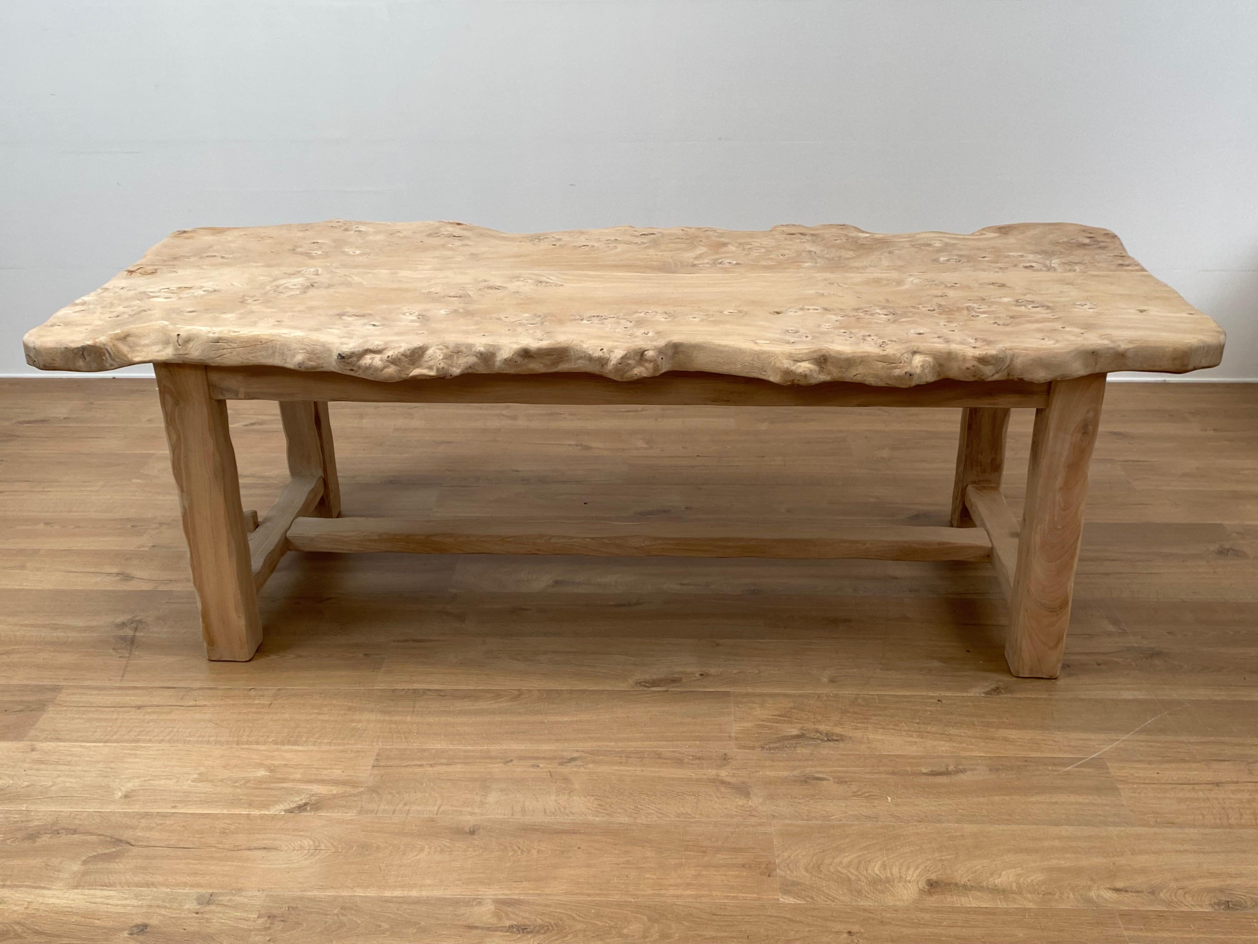 Français Table en bois brutaliste et rustique en vente
