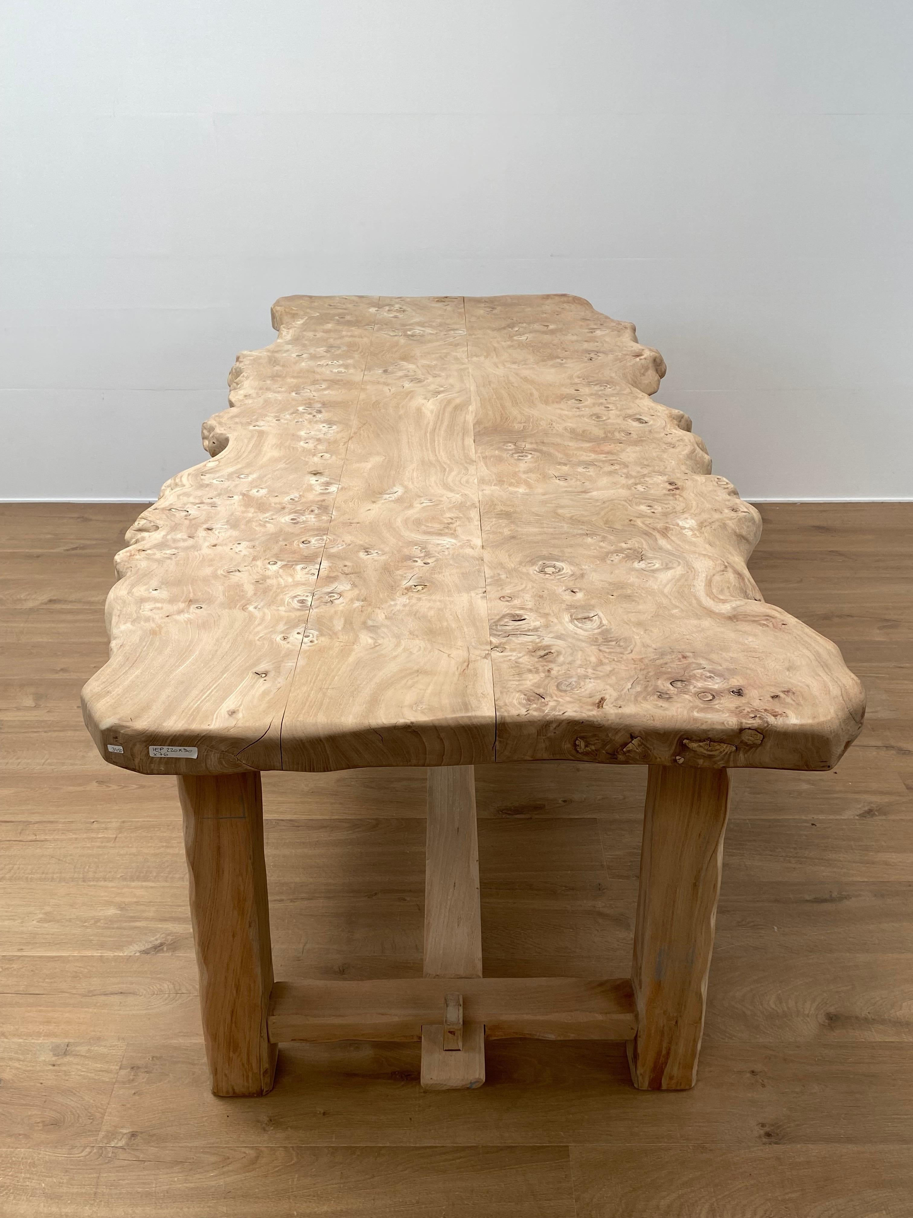 Blanchi Table en bois brutaliste et rustique en vente