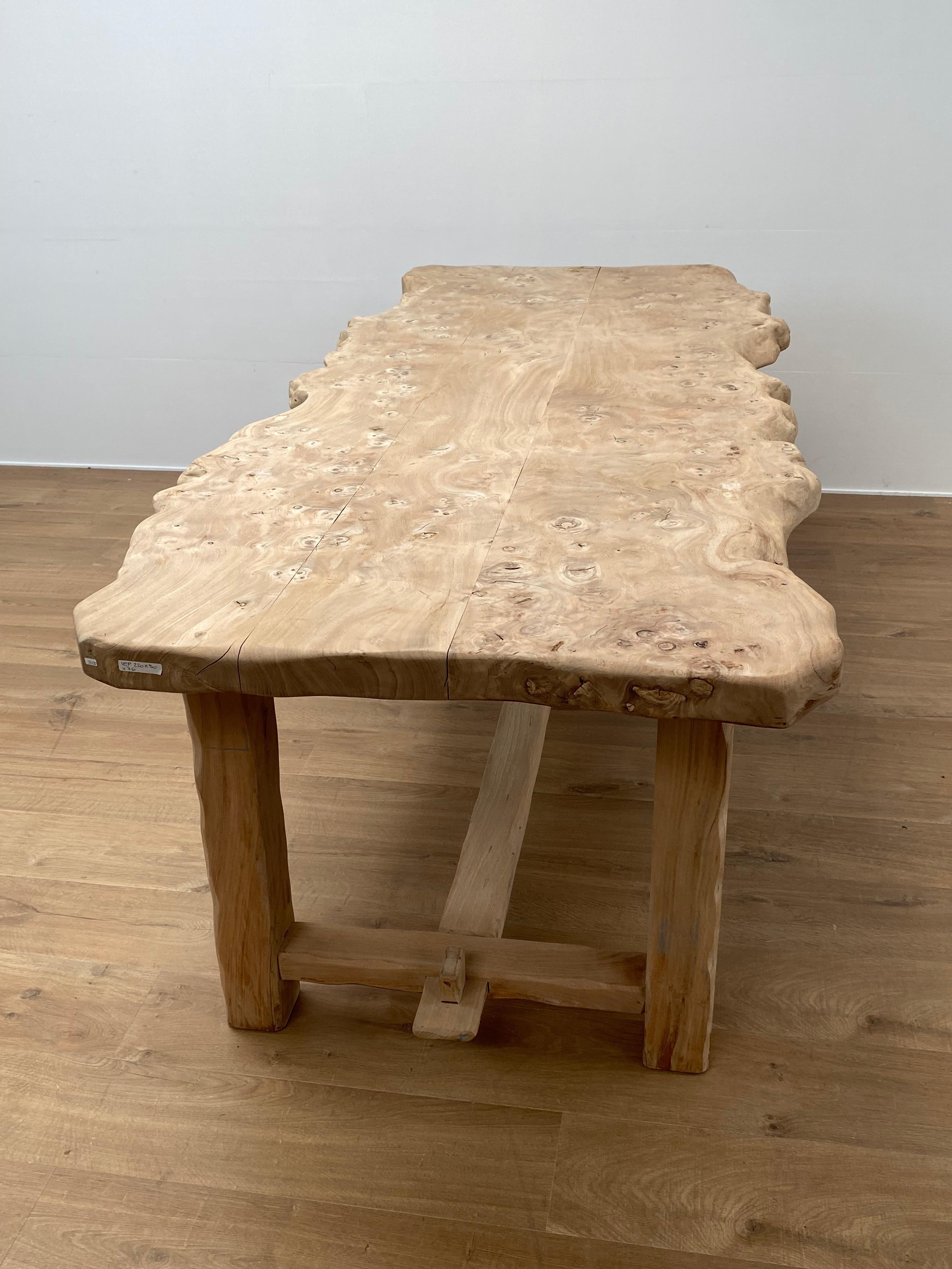 Table en bois brutaliste et rustique Excellent état - En vente à Schellebelle, BE