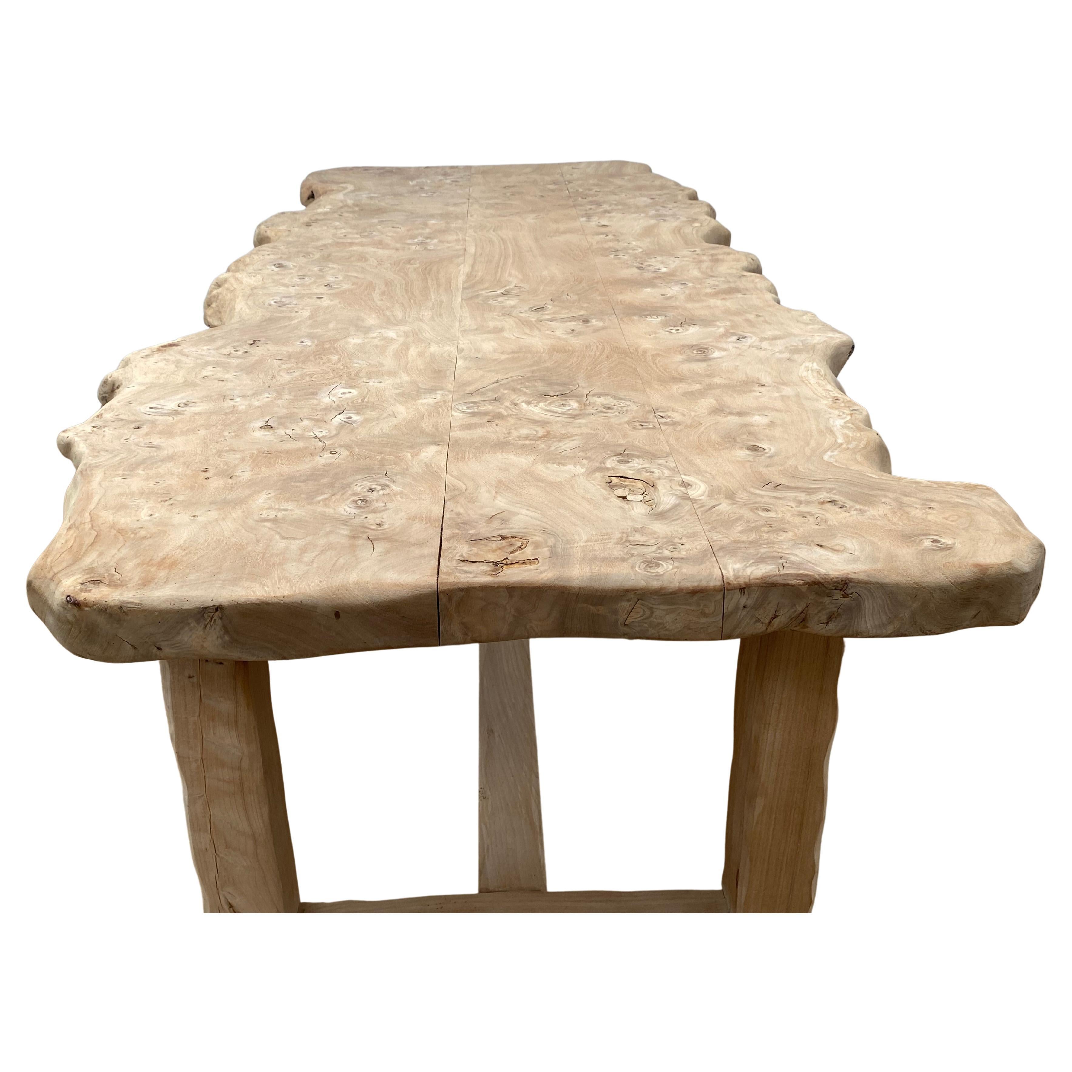 Table en bois brutaliste et rustique en vente