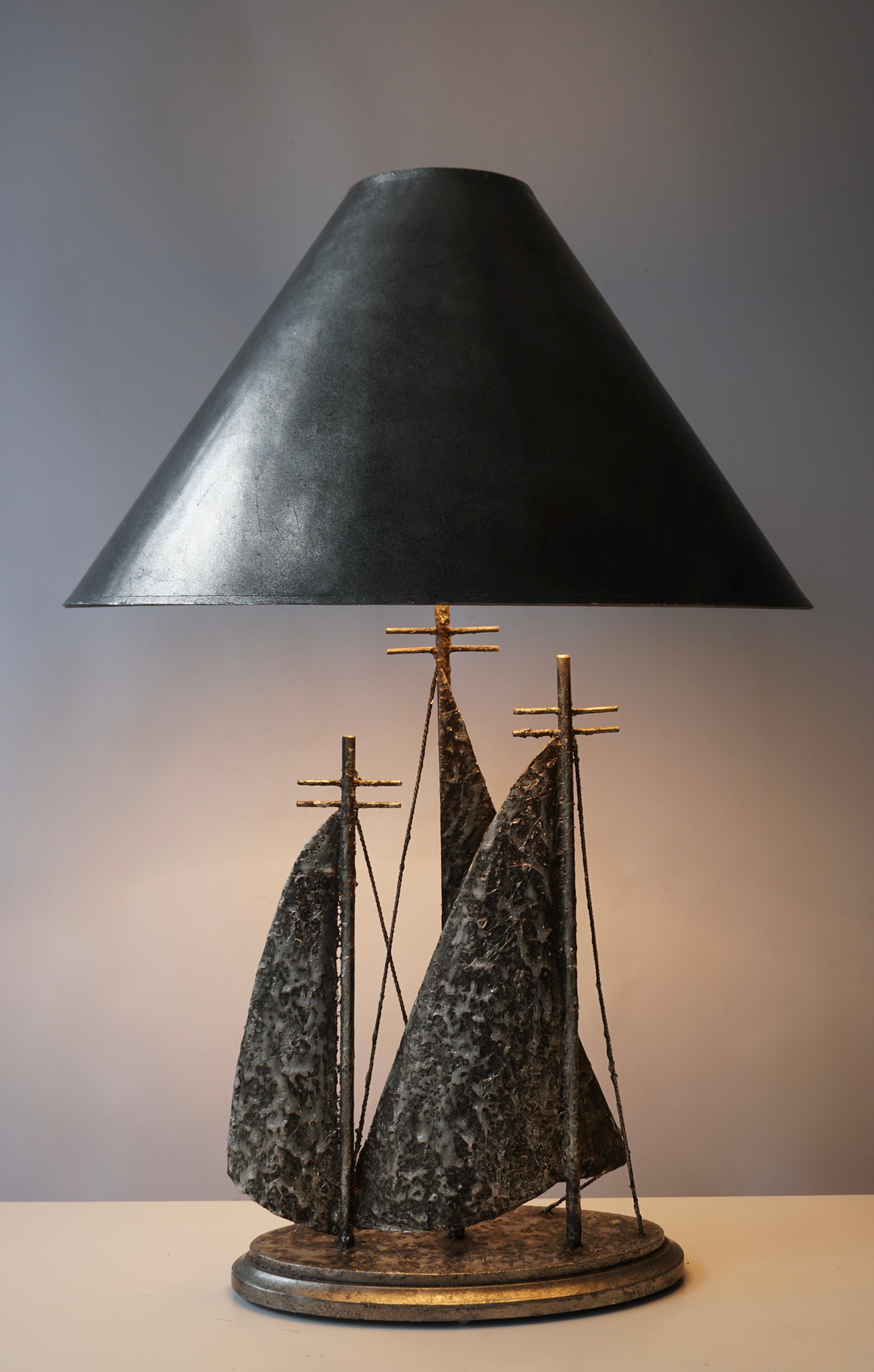 Wonderful 1960s Brutalist sail boat-shaped table lamp.
Measures: Height 78 cm.
Width 53 cm.
Depth 33 cm.