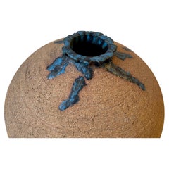 Brutalistische skandinavische Keramikvase des Brutalismus mit blauer Tropfglasur