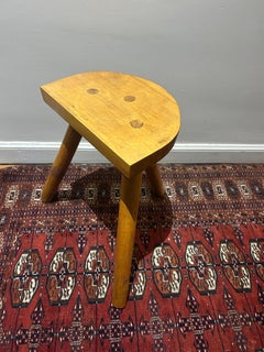 taburete brutalista escandinavo