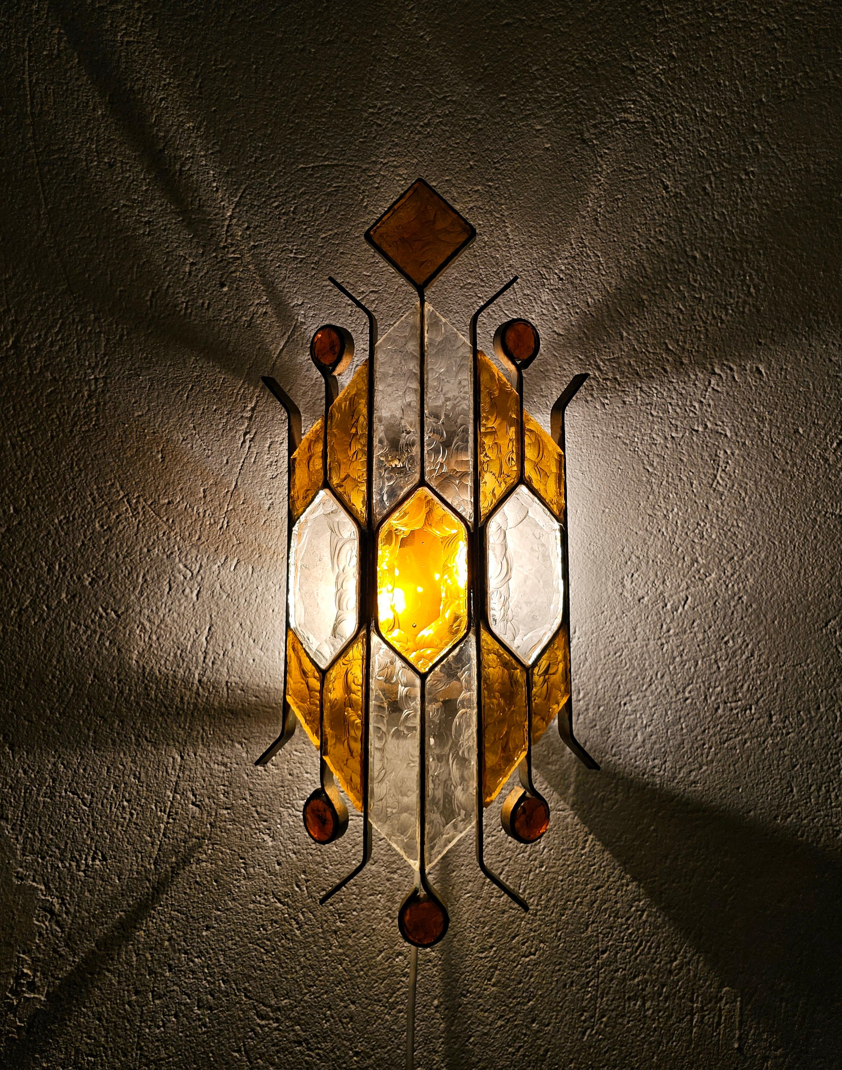 Italian Brutalist Sconce in hammered glass by Biancardi and Jordan Arte, Italy 1970s For Sale