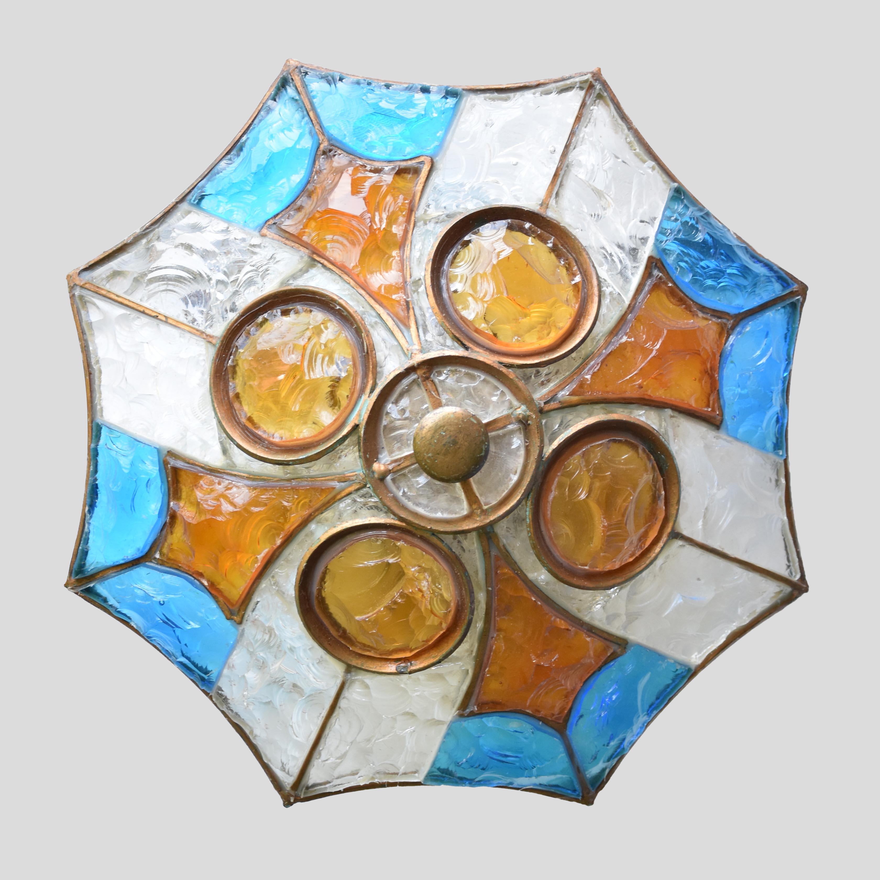 Une paire d'appliques brutalistes ou de plafonniers à fixation rapide. Structure en forme d'heptagone de verres marmoréens bleus, ambrés et transparents sur un métal en fer forgé. Design/One italien vers 1970
Cette lampe est polyvalente et peut être