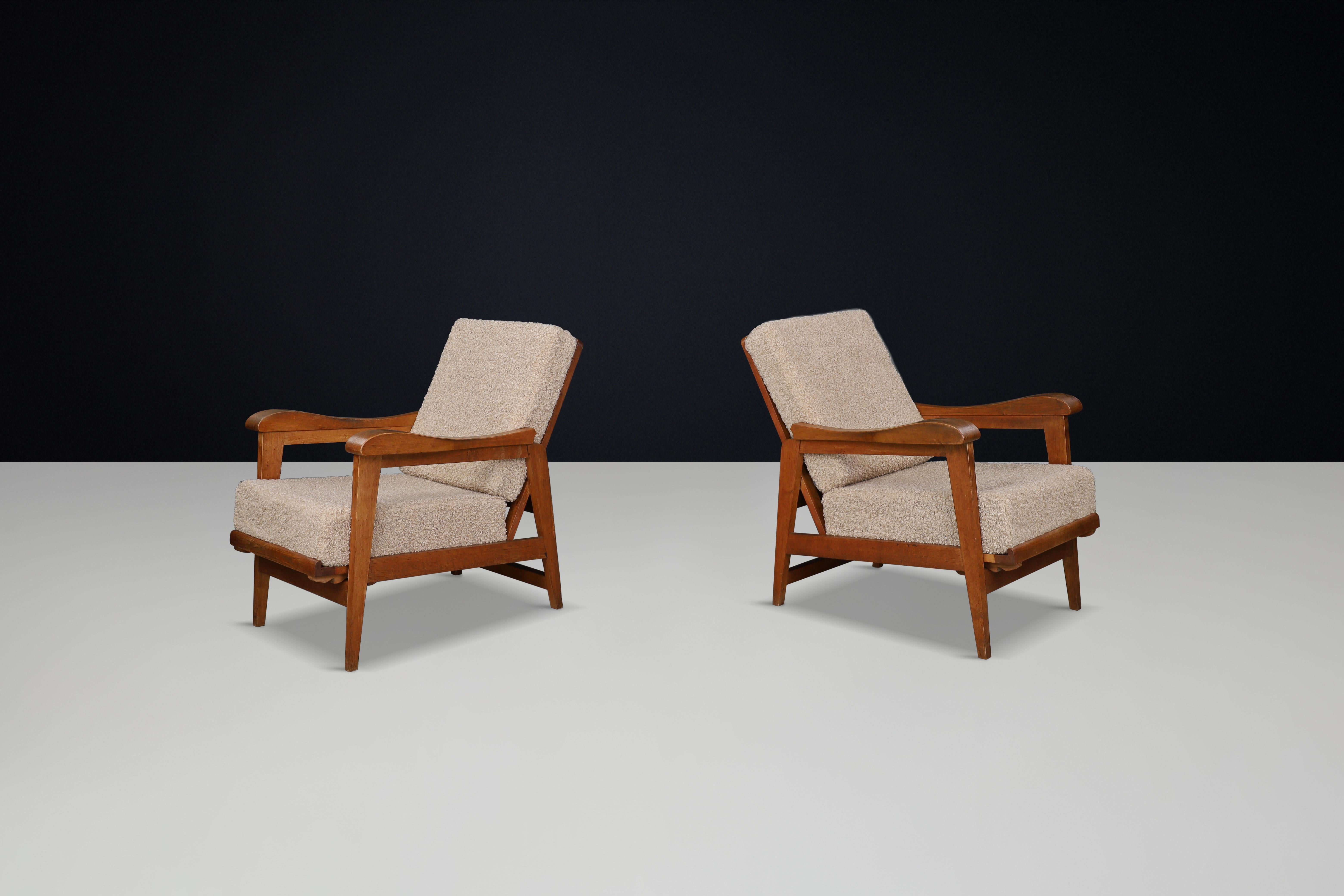 Brutalist Sculptural Adjustable Lounge Chairs in Oak and Teddy Upholstery, France, 1950s

This description showcases a pair of original mid-century sculptural adjustable armchairs designed and manufactured in France during the 1950s. The chairs are