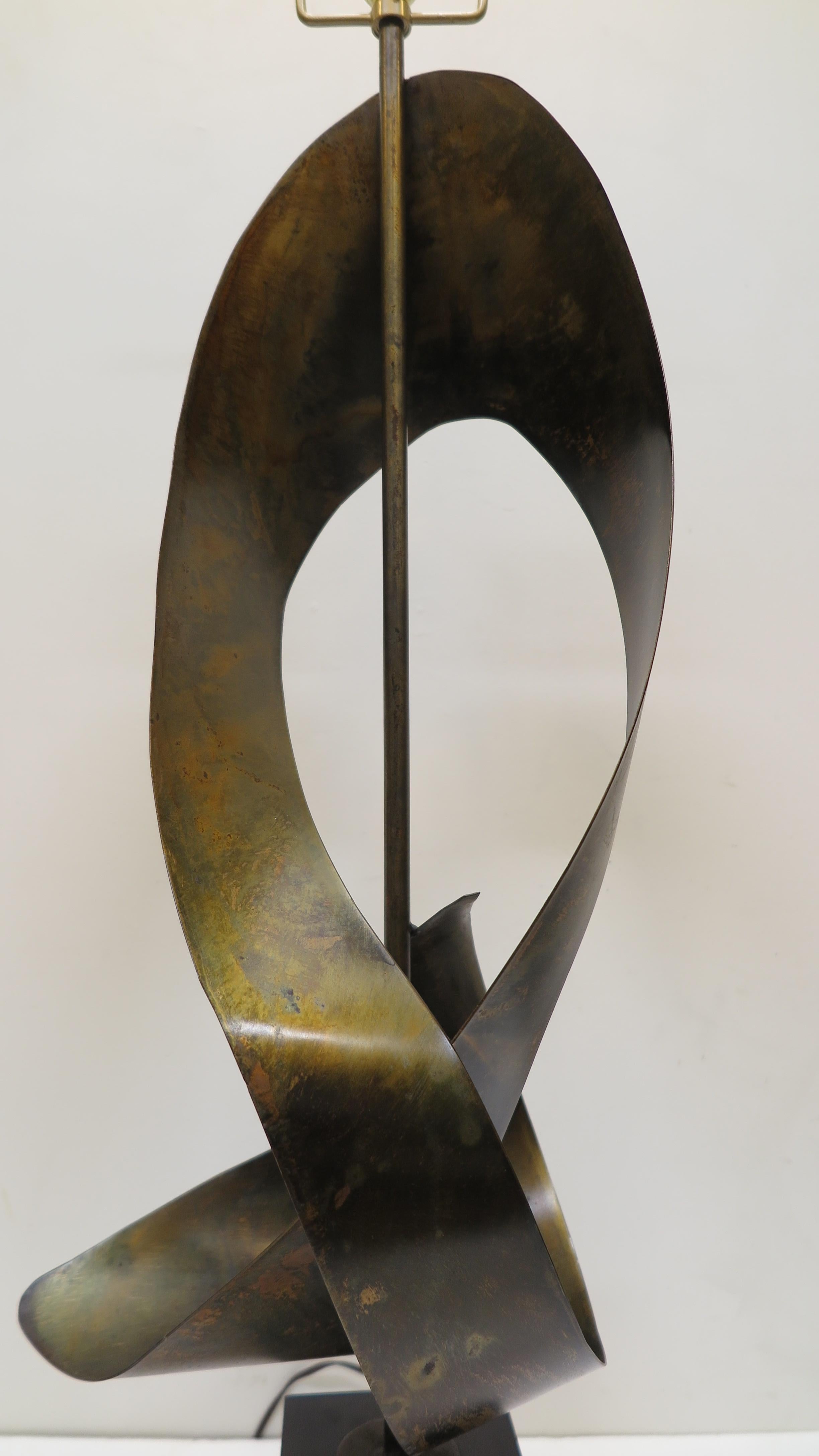 Brutalistische skulpturale Lampe von Richard Barr für Laurel Lamp Company. Patinierter, bronzierter Stahl, der in eine abstrakte, bandartige Form gebracht wurde. Montiert auf schwarzem Stahlständer. Wunderbar moderne skulpturale Kunst, die als Lampe