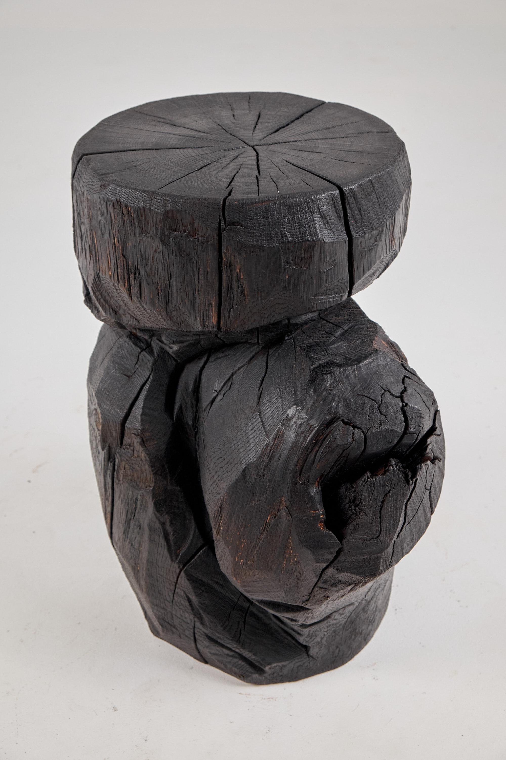 Brutalistischer skulpturaler Beistelltisch, massives gebranntes Oak Wood,  Einzigartig 1/1, Jownik im Angebot 3