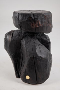 Table d'appoint sculpturale, bois de chêne brûlé massif,  Unique 1/1, Jownik