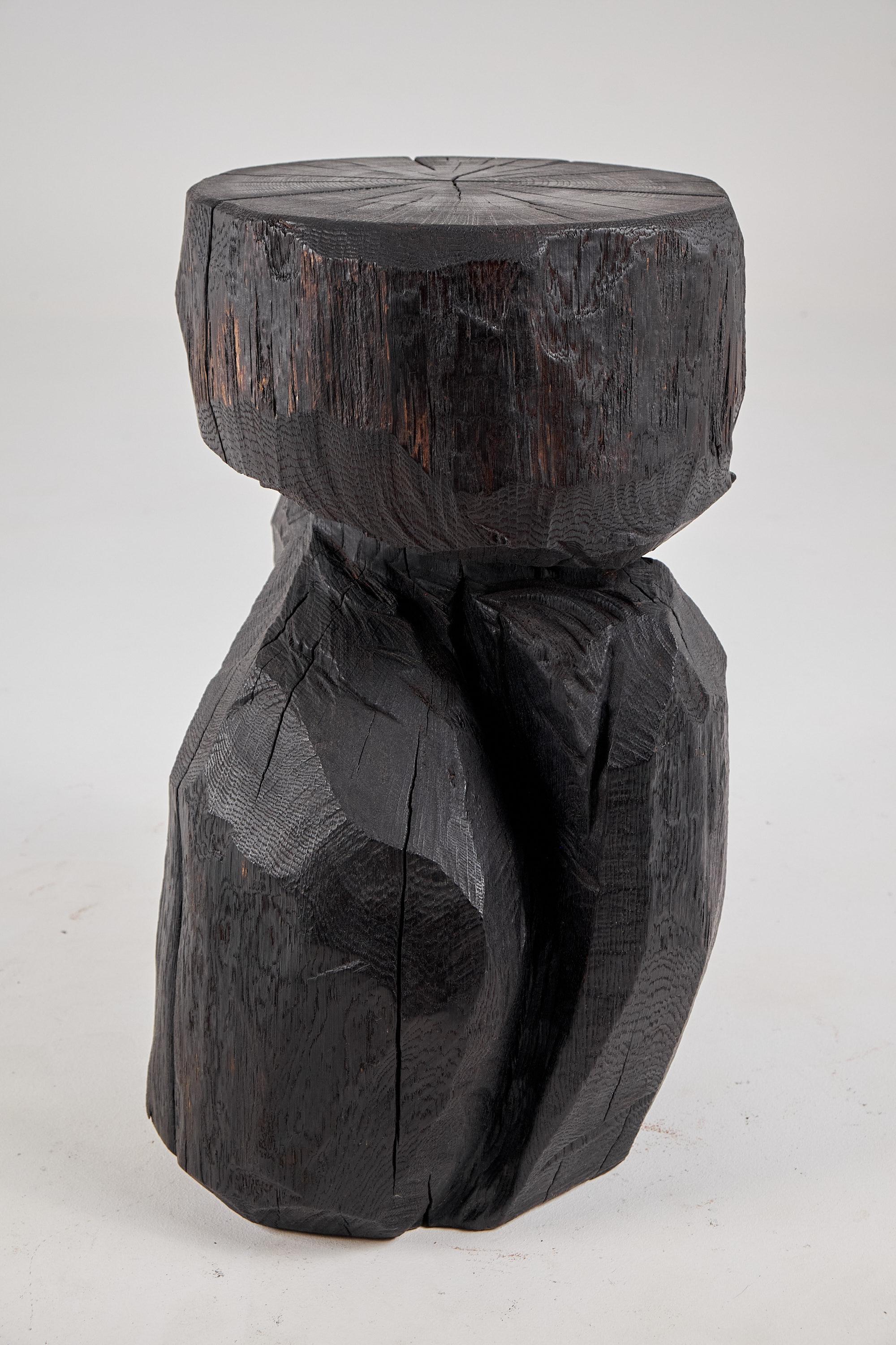 Brutalistischer skulpturaler Beistelltisch, massives gebranntes Oak Wood,  Einzigartig 1/1, Jownik im Zustand „Neu“ im Angebot in Stara Gradiška, HR
