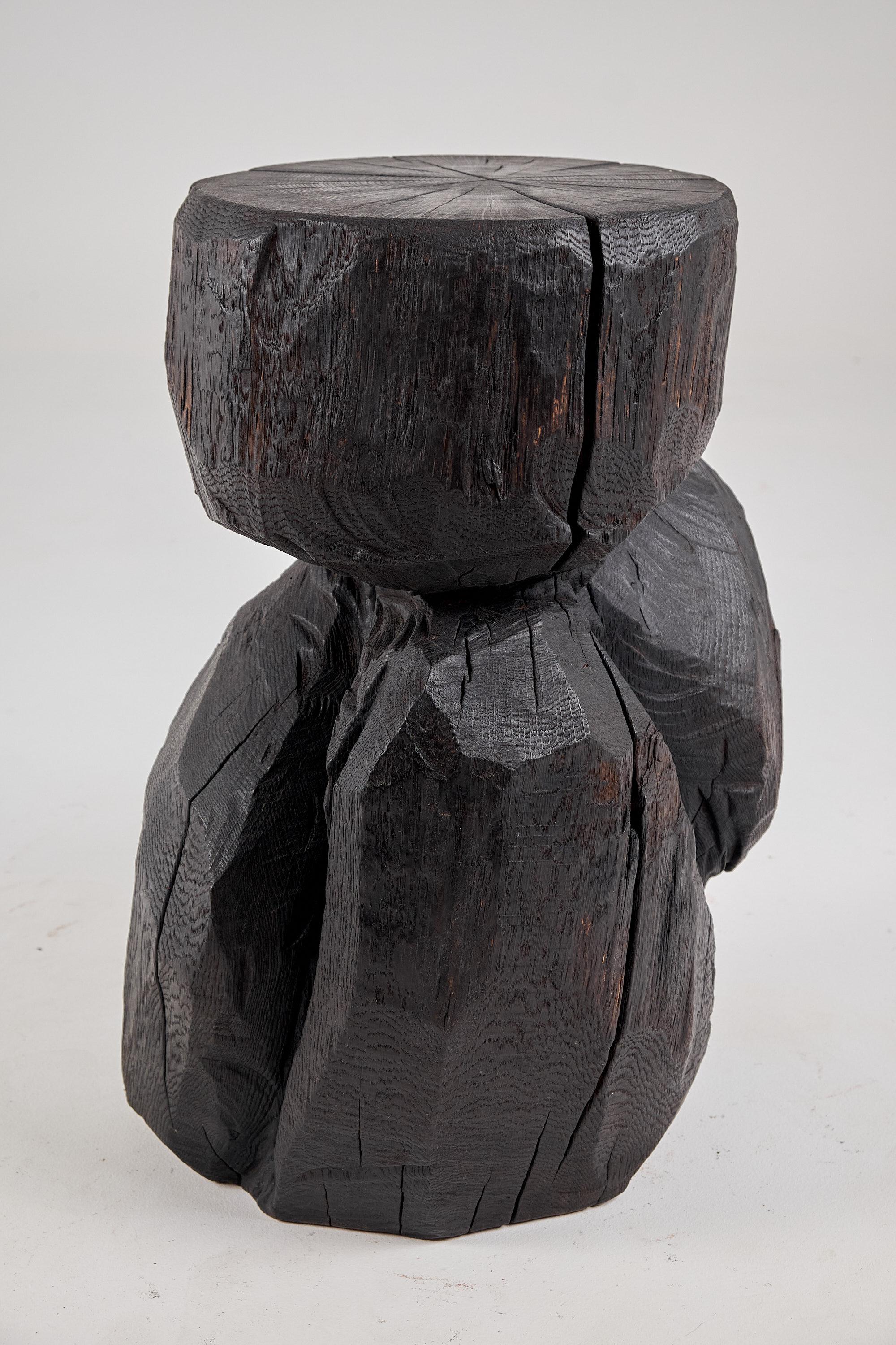 Brutalistischer skulpturaler Beistelltisch, massives gebranntes Oak Wood,  Einzigartig 1/1, Jownik (21. Jahrhundert und zeitgenössisch) im Angebot
