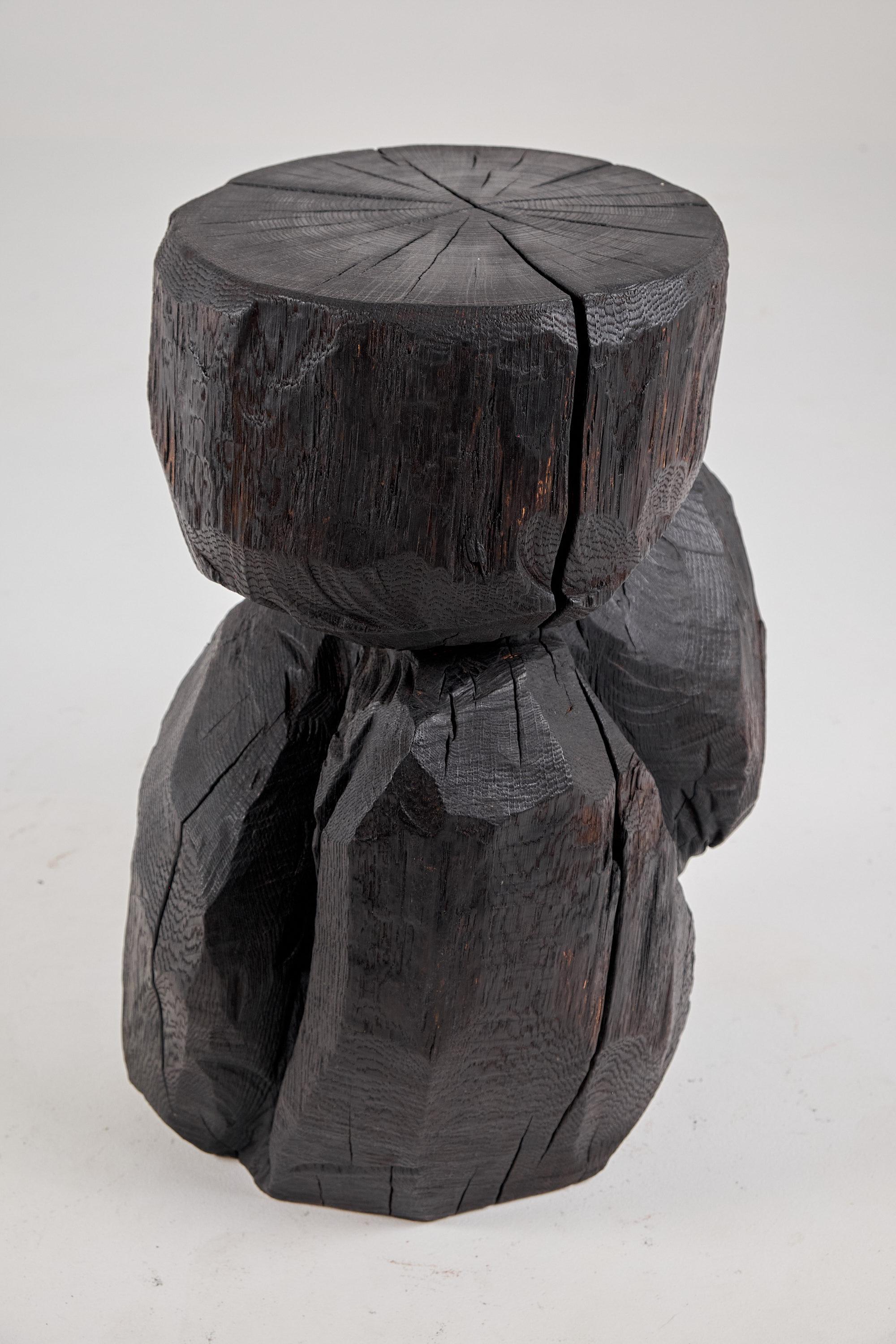 Brutalistischer skulpturaler Beistelltisch, massives gebranntes Oak Wood,  Einzigartig 1/1, Jownik (Holz) im Angebot