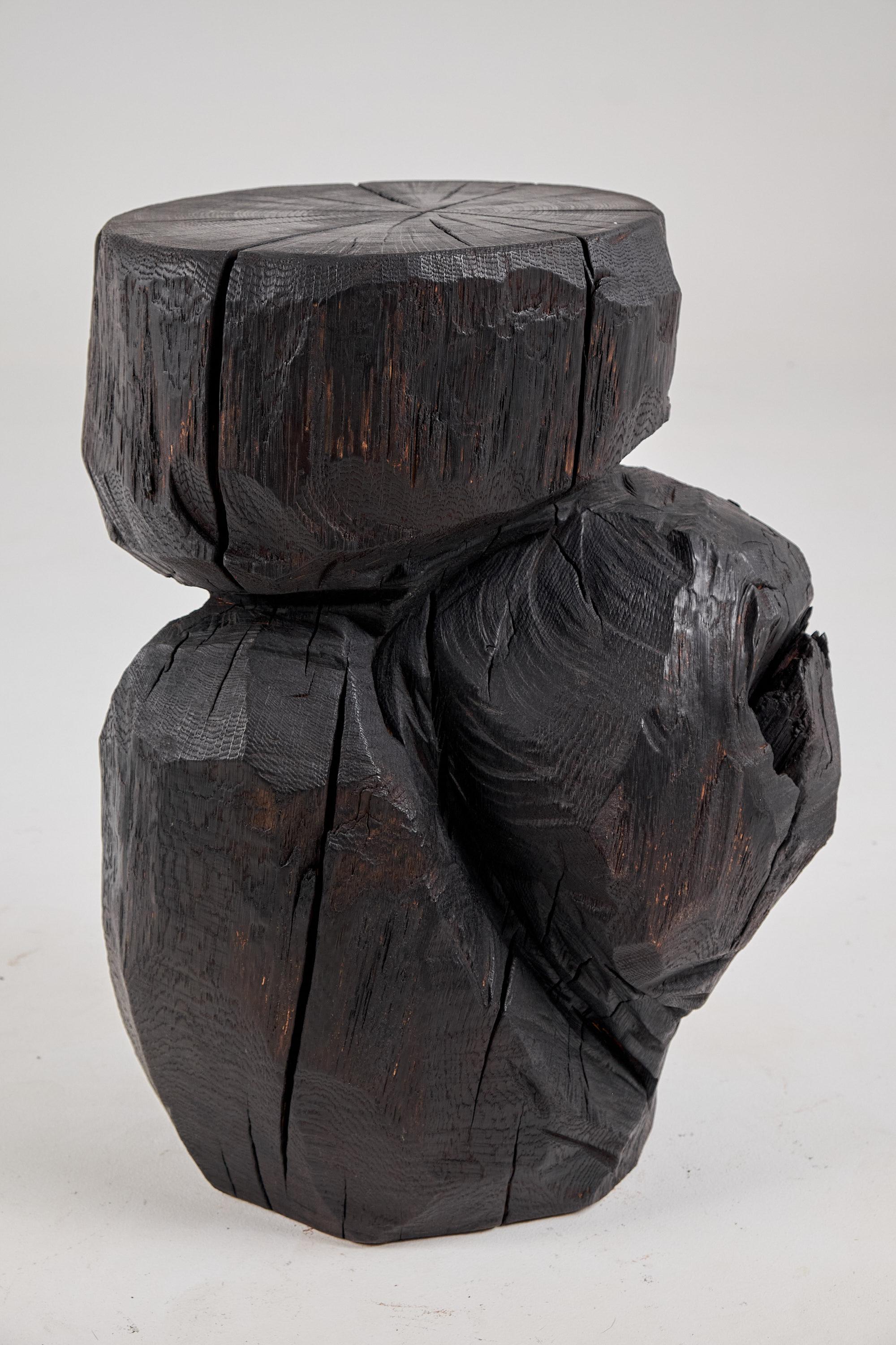 Brutalistischer skulpturaler Beistelltisch, massives gebranntes Oak Wood,  Einzigartig 1/1, Jownik im Angebot 1