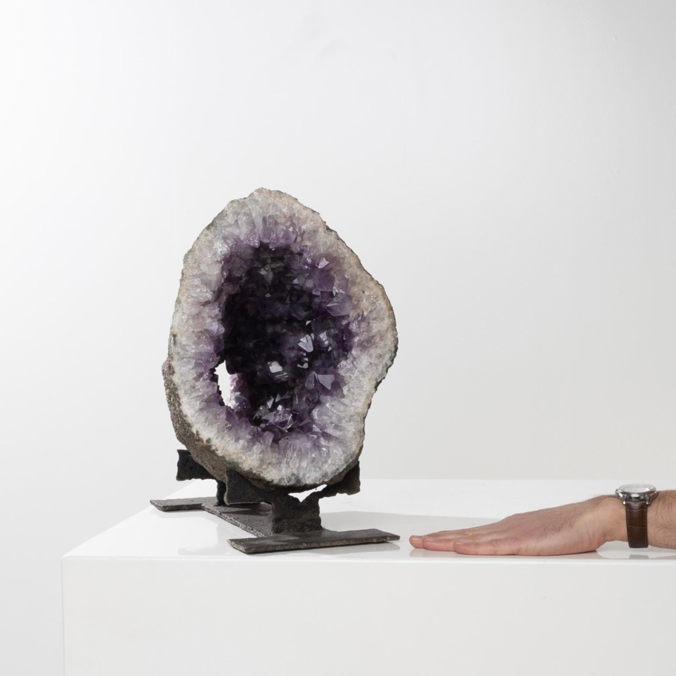 Brutalist sculpture bearing an amethyst geode by Pia Manu For Sale 3