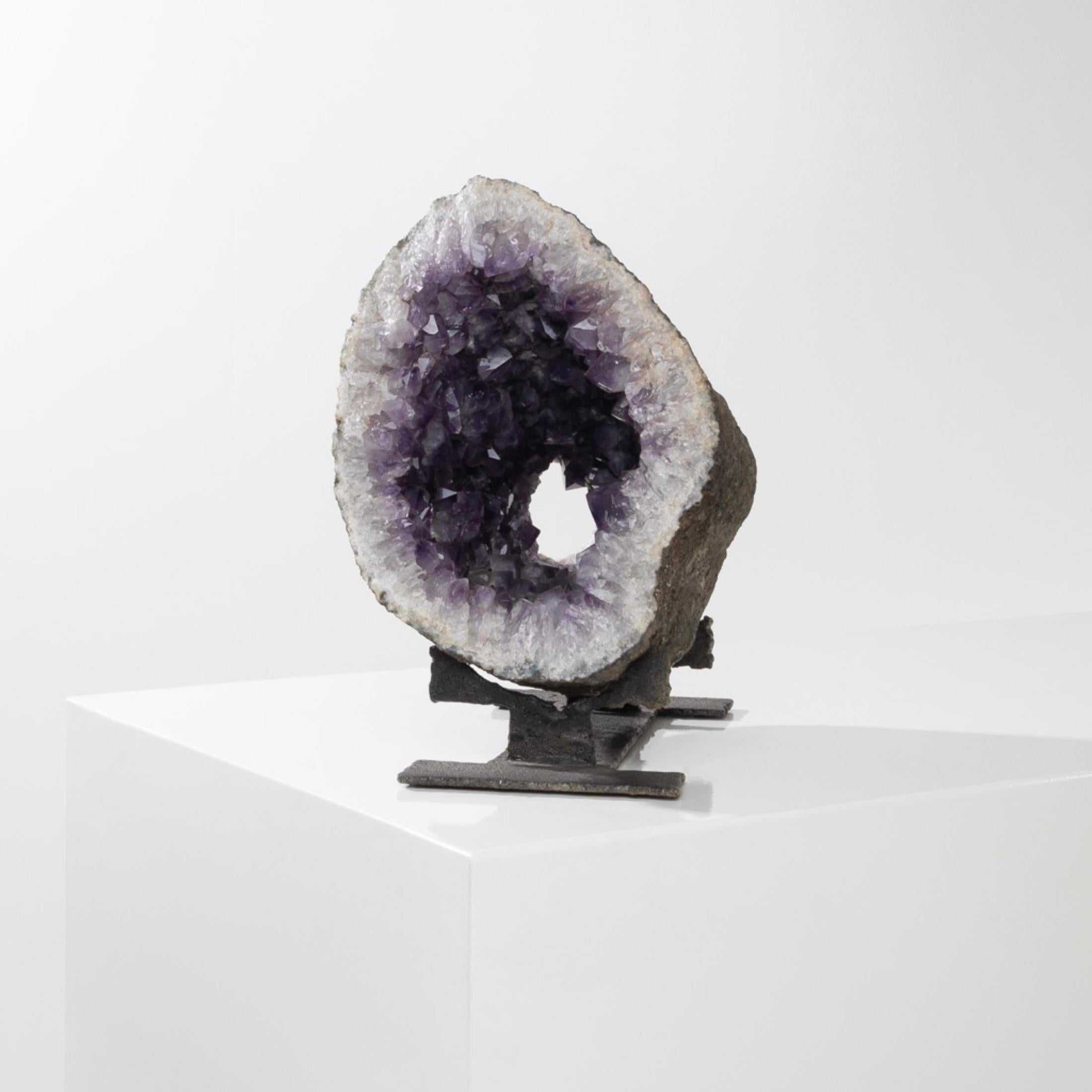 Scultura brutalista in acciaio forgiato con un imponente geode di ametista.