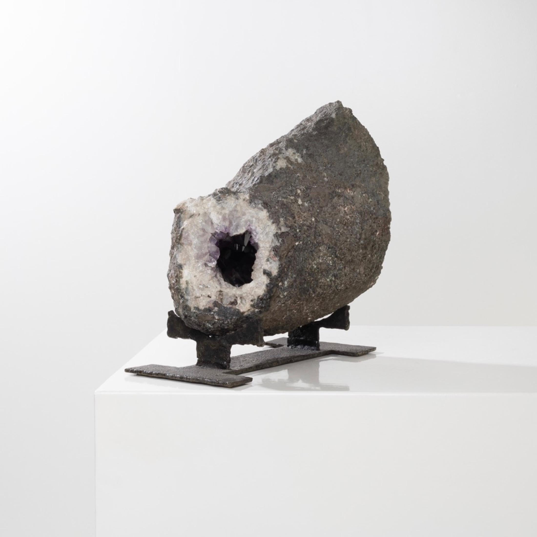 Brutalist sculpture bearing an amethyst geode by Pia Manu In Good Condition For Sale In Brussels, BE