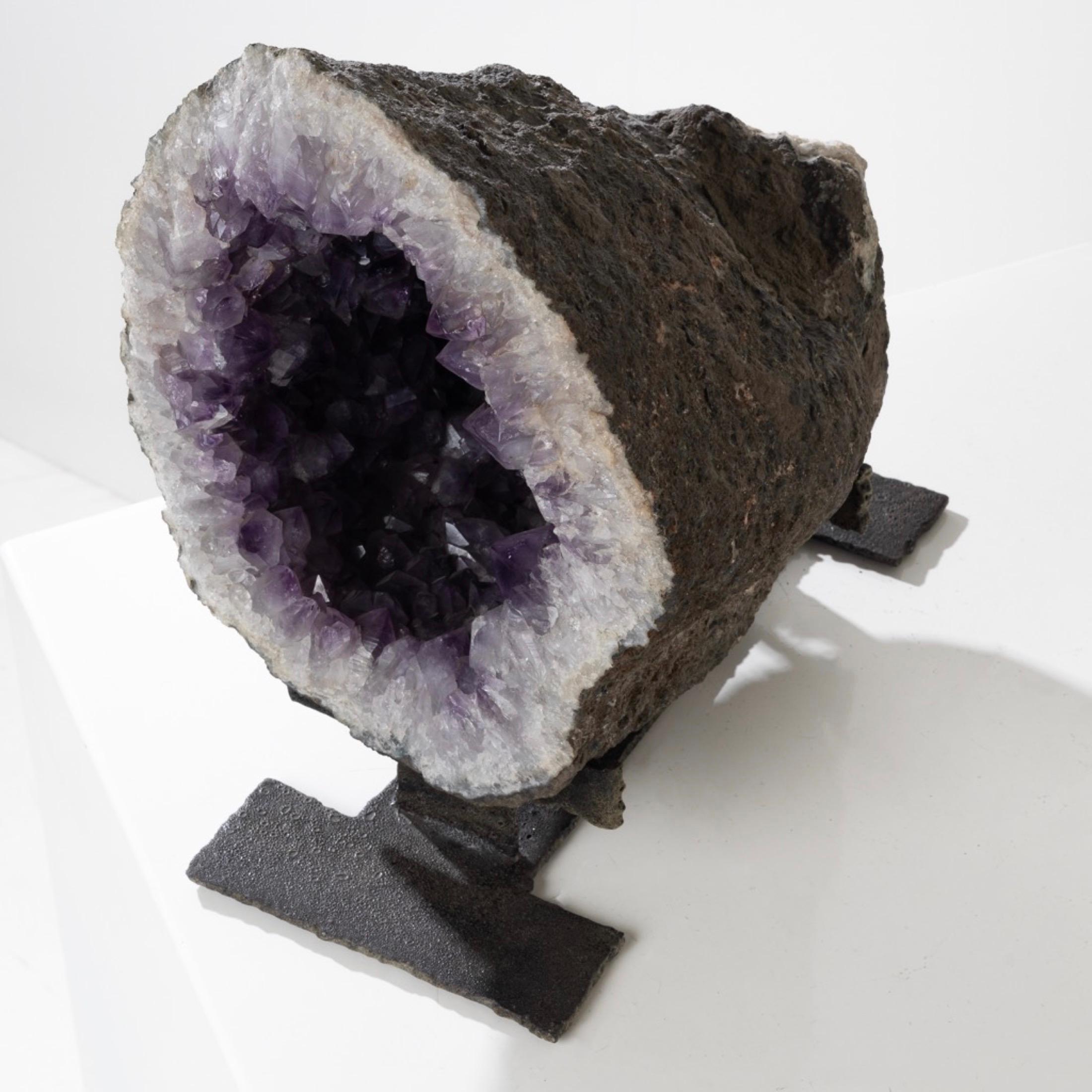 Brutalist sculpture bearing an amethyst geode by Pia Manu For Sale 2