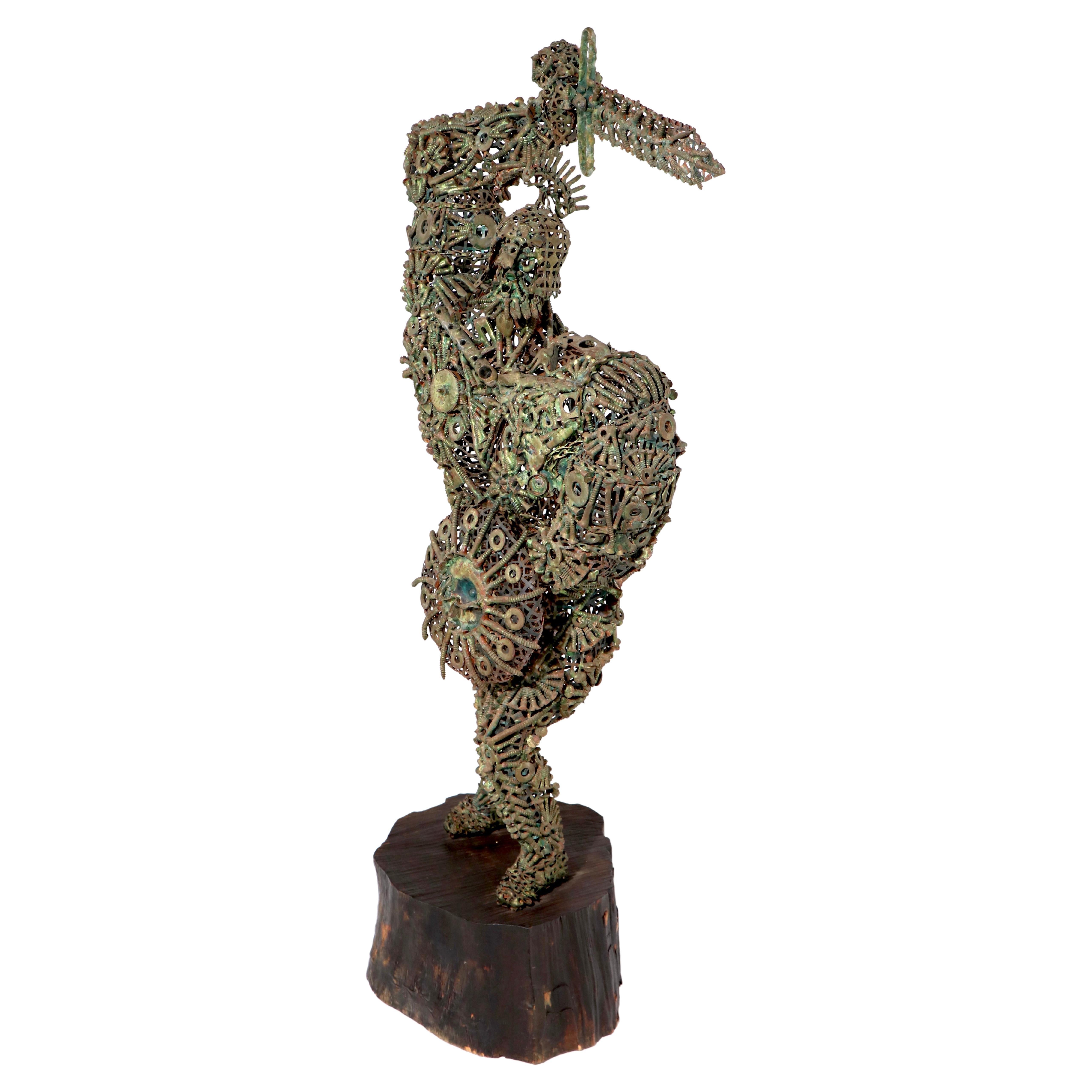 Escultura Brutalista de un Caballero con Espada
