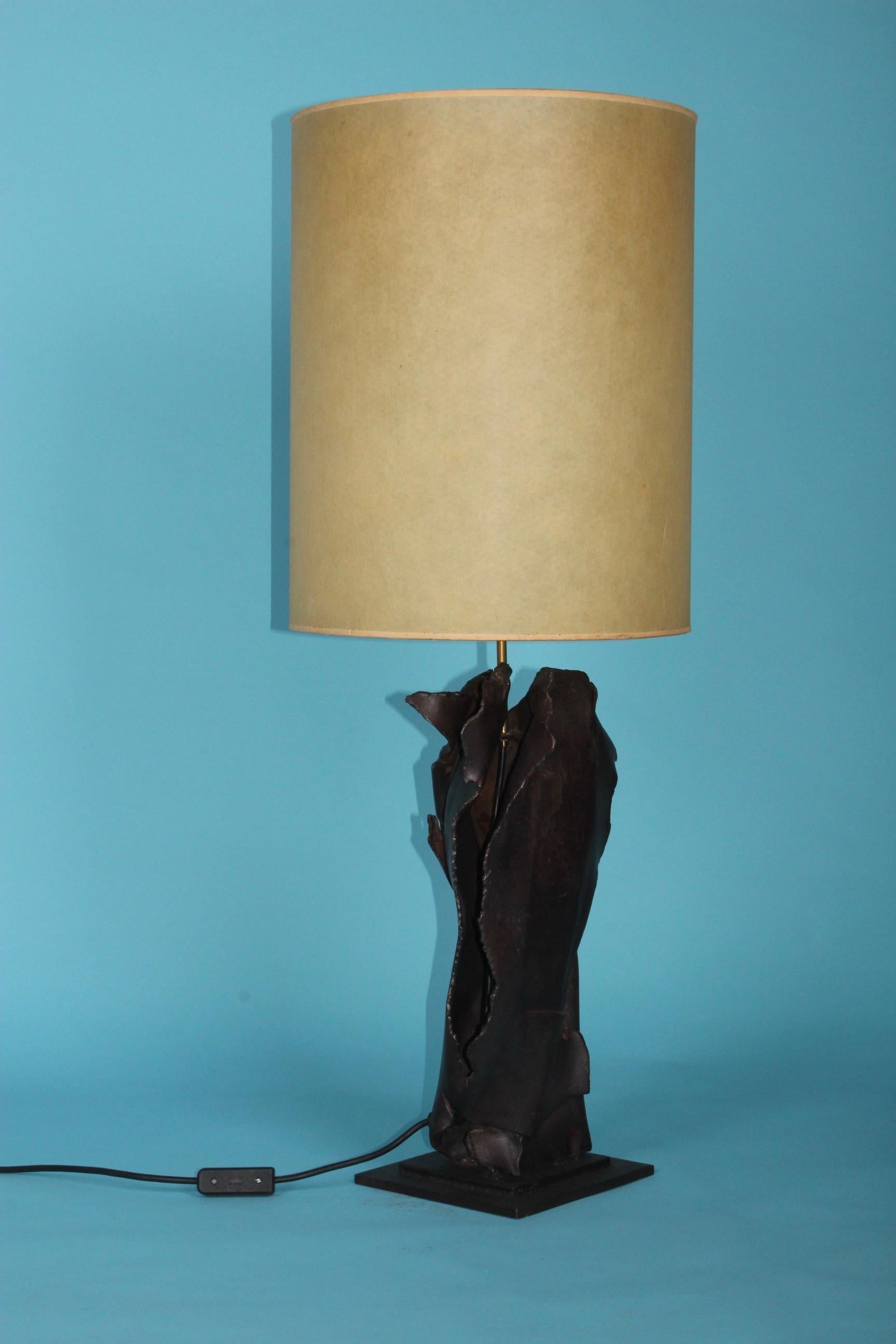 Brutalist sculpture table lamp, dimensions without shade H 104 by 21 by 21 cm.