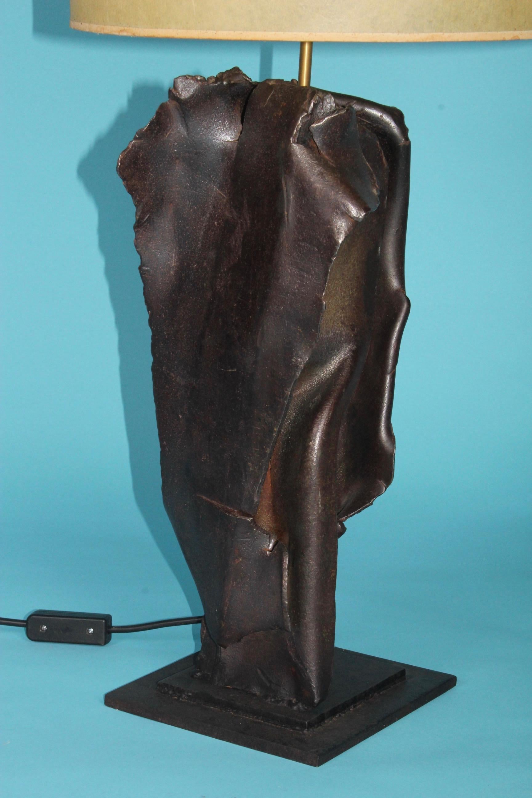 Brutalistische Skulptur-Tischlampe (Metall) im Angebot