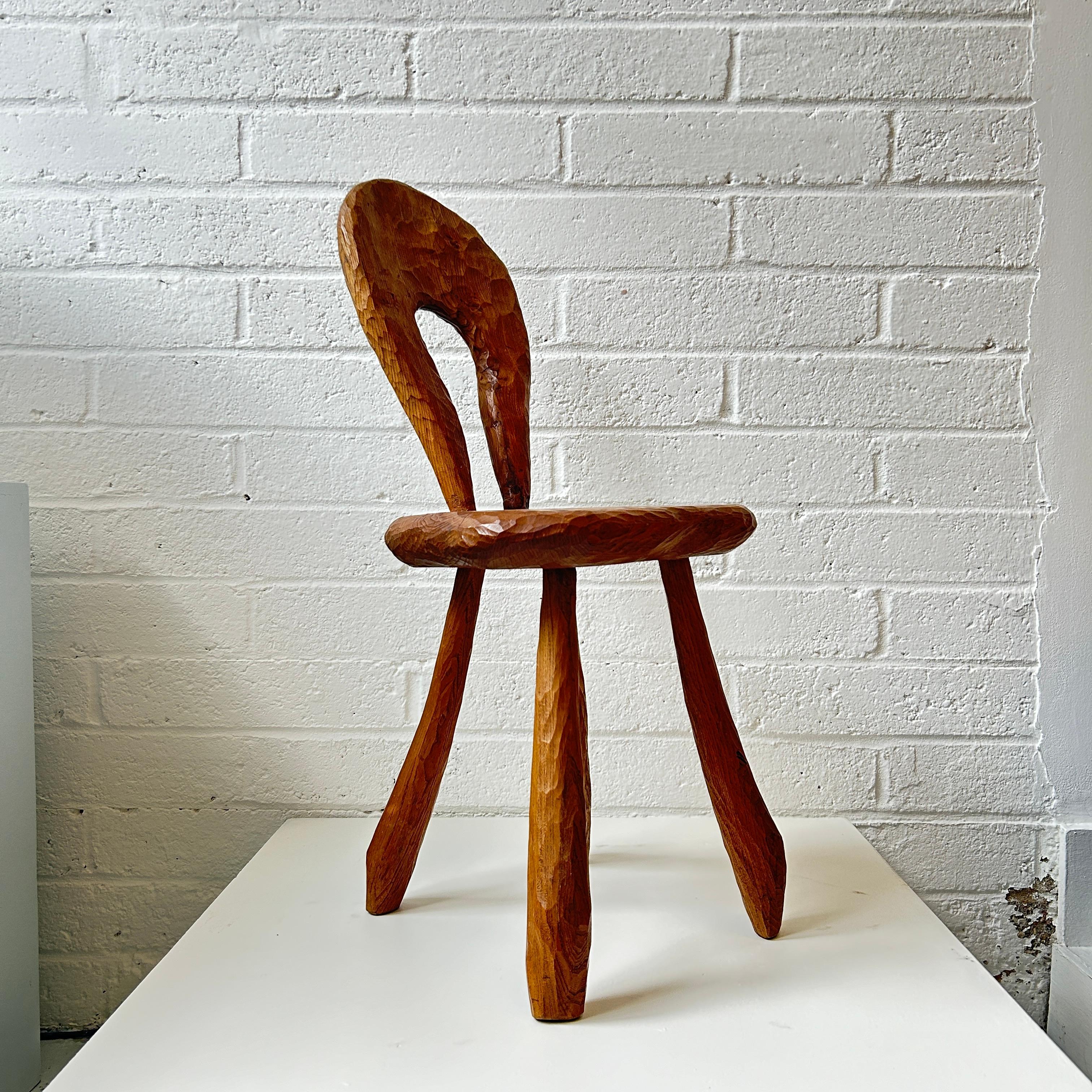 Cette chaise est un véritable chef-d'œuvre d'artisanat des années 1960. Sculpté à la main dans un magnifique bois d'orme, il présente une forme sculpturale saisissante qui attire l'attention tout en étant confortable. La forme organique unique du