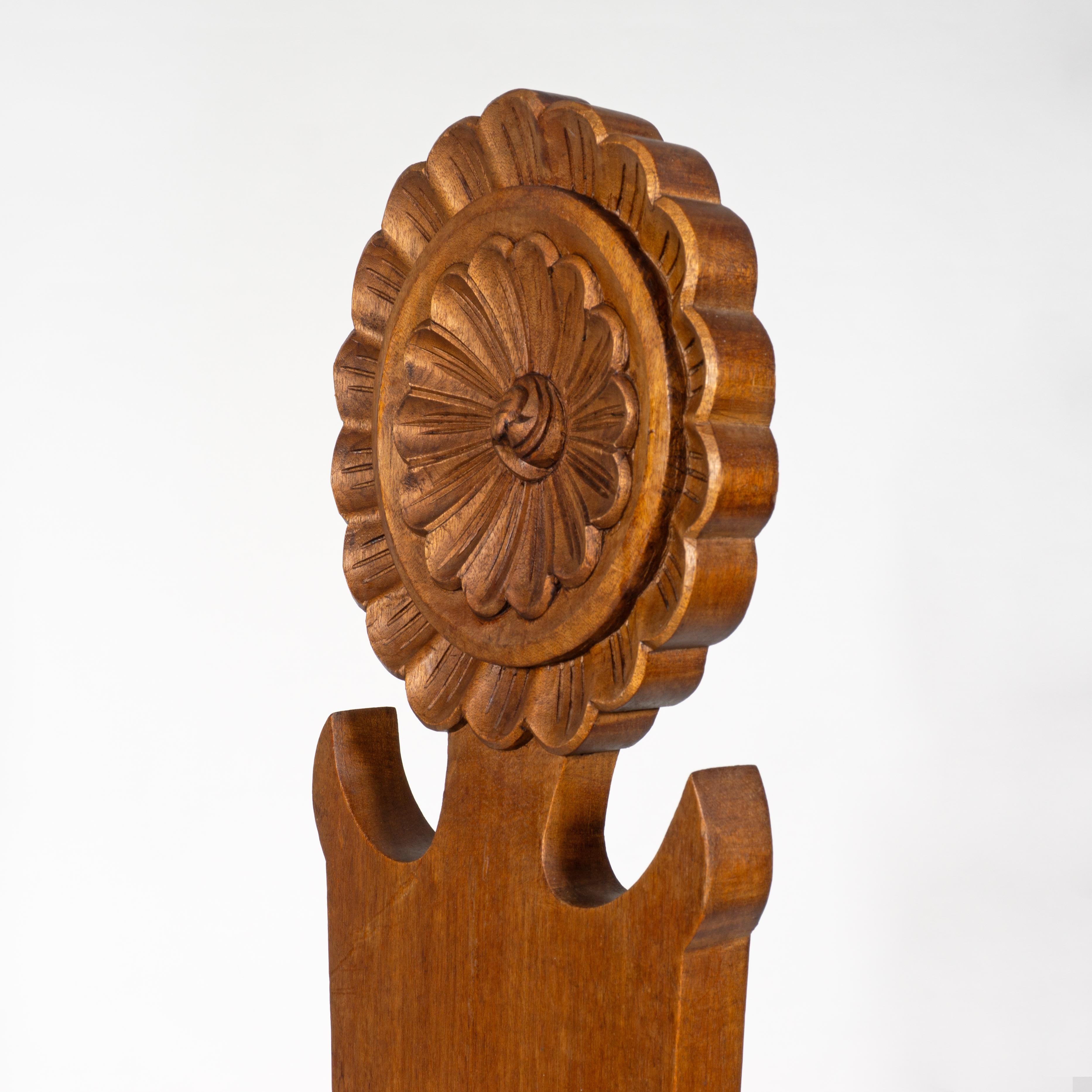 Silla Brutalista Esculpida de Madera Maciza con Respaldo Alto, Francia Años 50 en venta 7