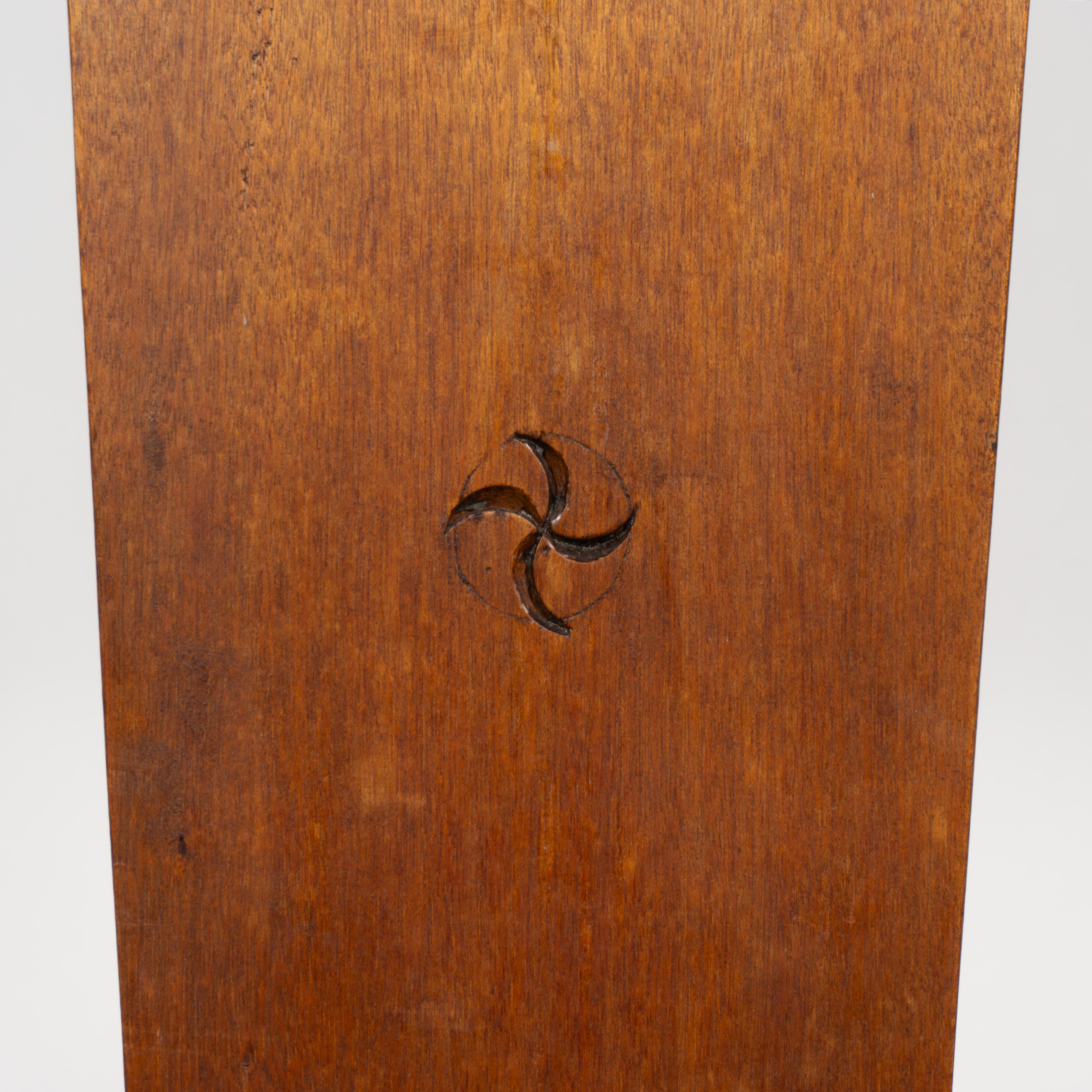 Silla Brutalista Esculpida de Madera Maciza con Respaldo Alto, Francia Años 50 en venta 8
