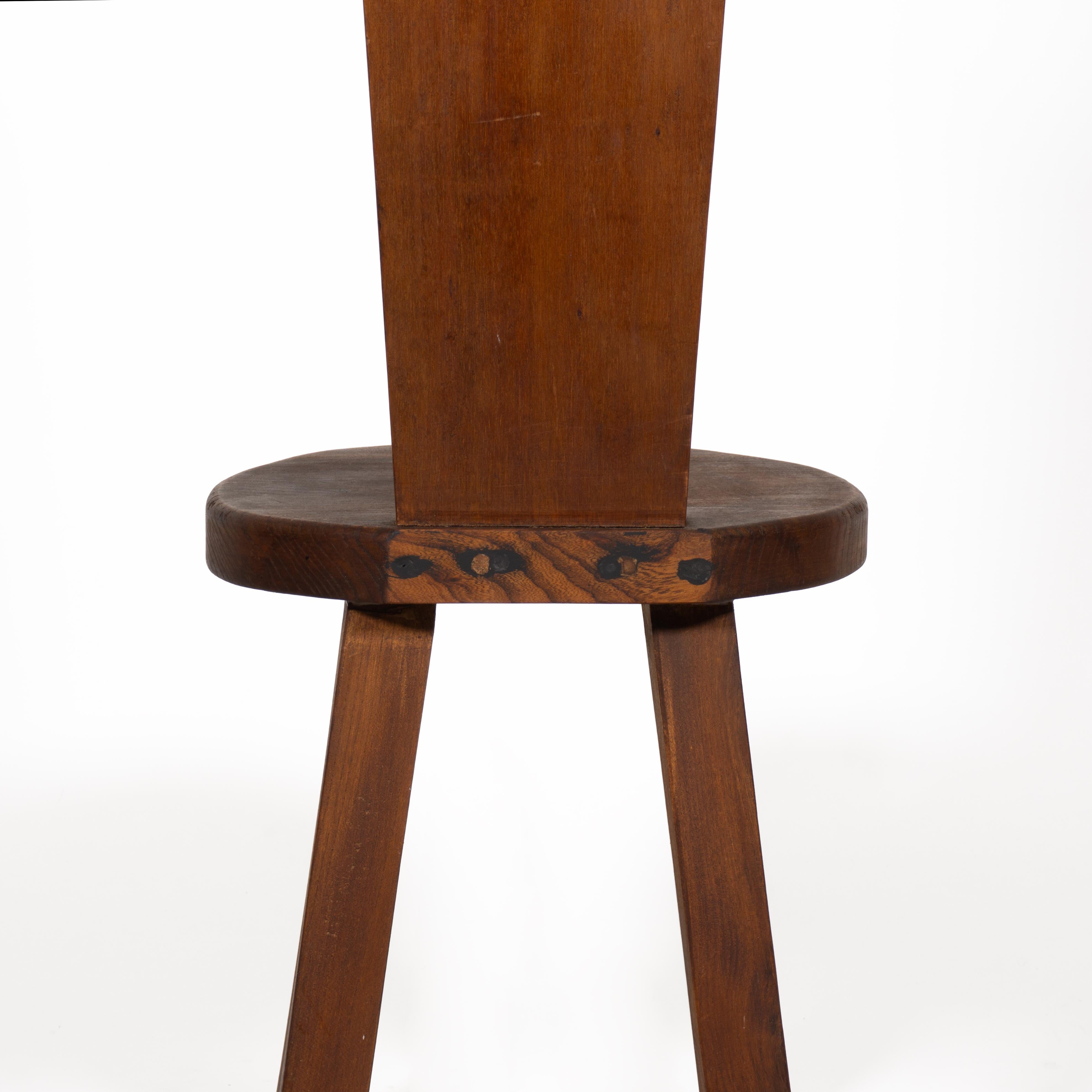 Silla Brutalista Esculpida de Madera Maciza con Respaldo Alto, Francia Años 50 en venta 9