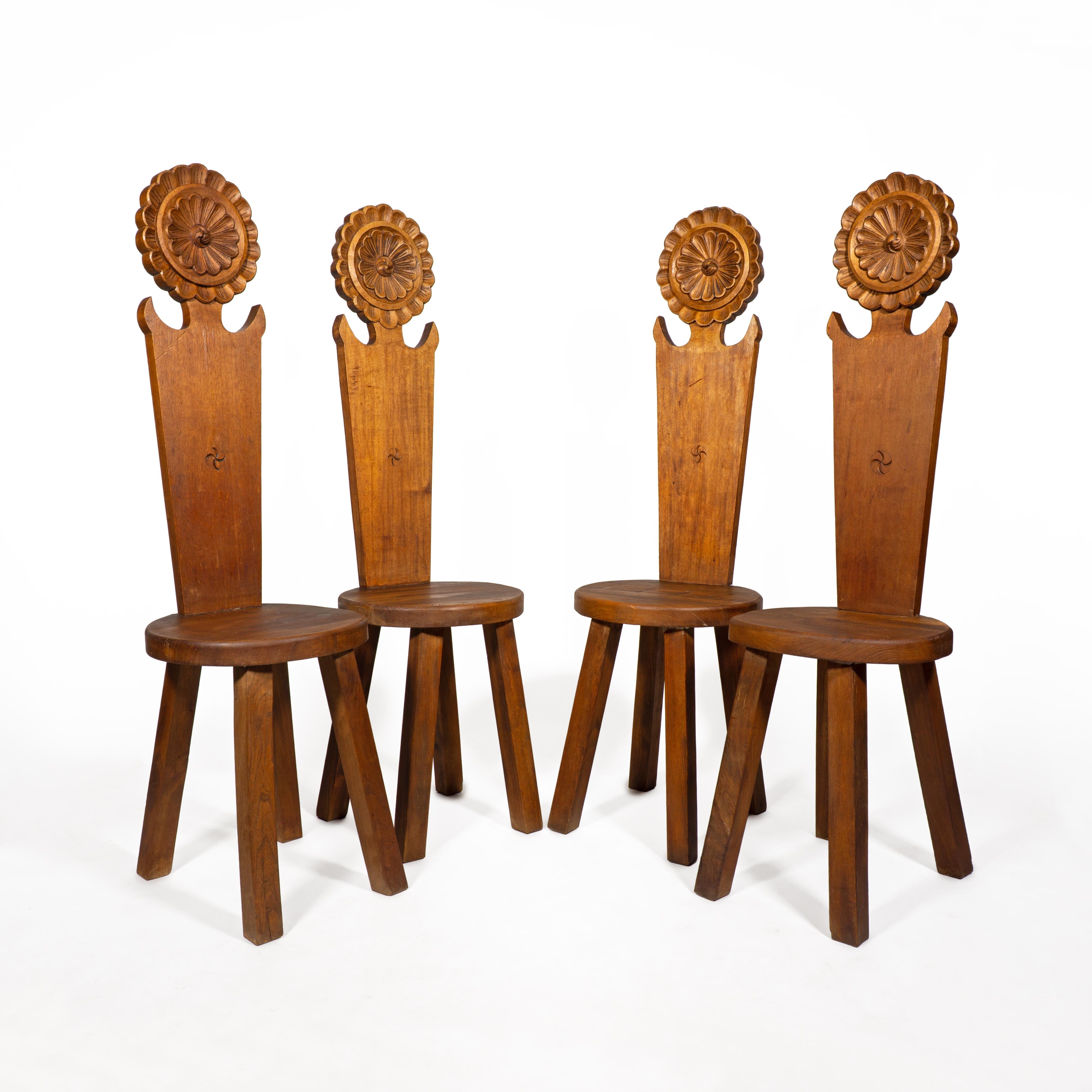 Preciosas sillas de madera maciza de mediados de siglo, fabricadas en Francia en la década de 1950. 
El llamativo aspecto de estas sillas francesas se caracteriza por el alto respaldo con sus robustos pies y, sobre todo, por la llamativa flor