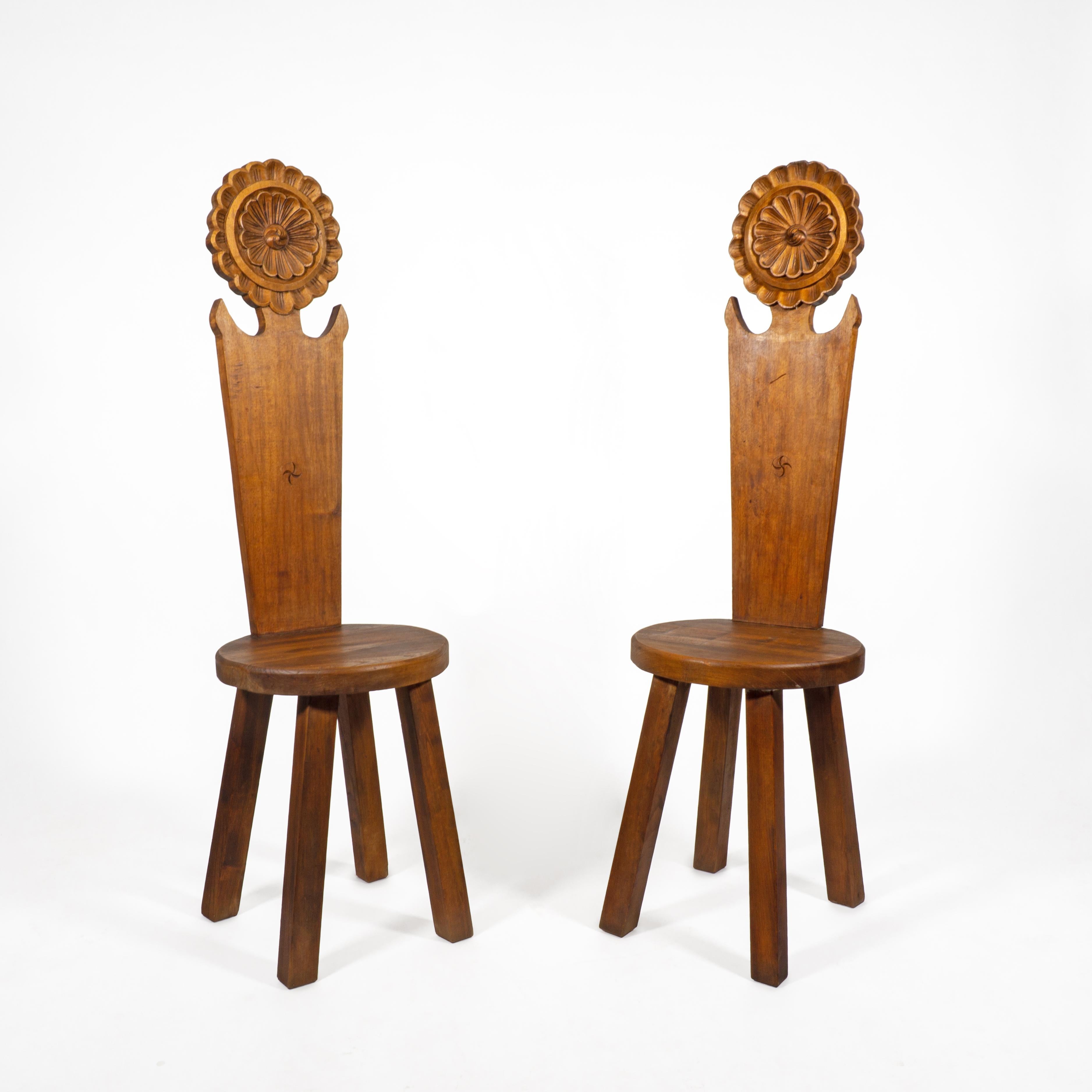 Silla Brutalista Esculpida de Madera Maciza con Respaldo Alto, Francia Años 50 Francés en venta
