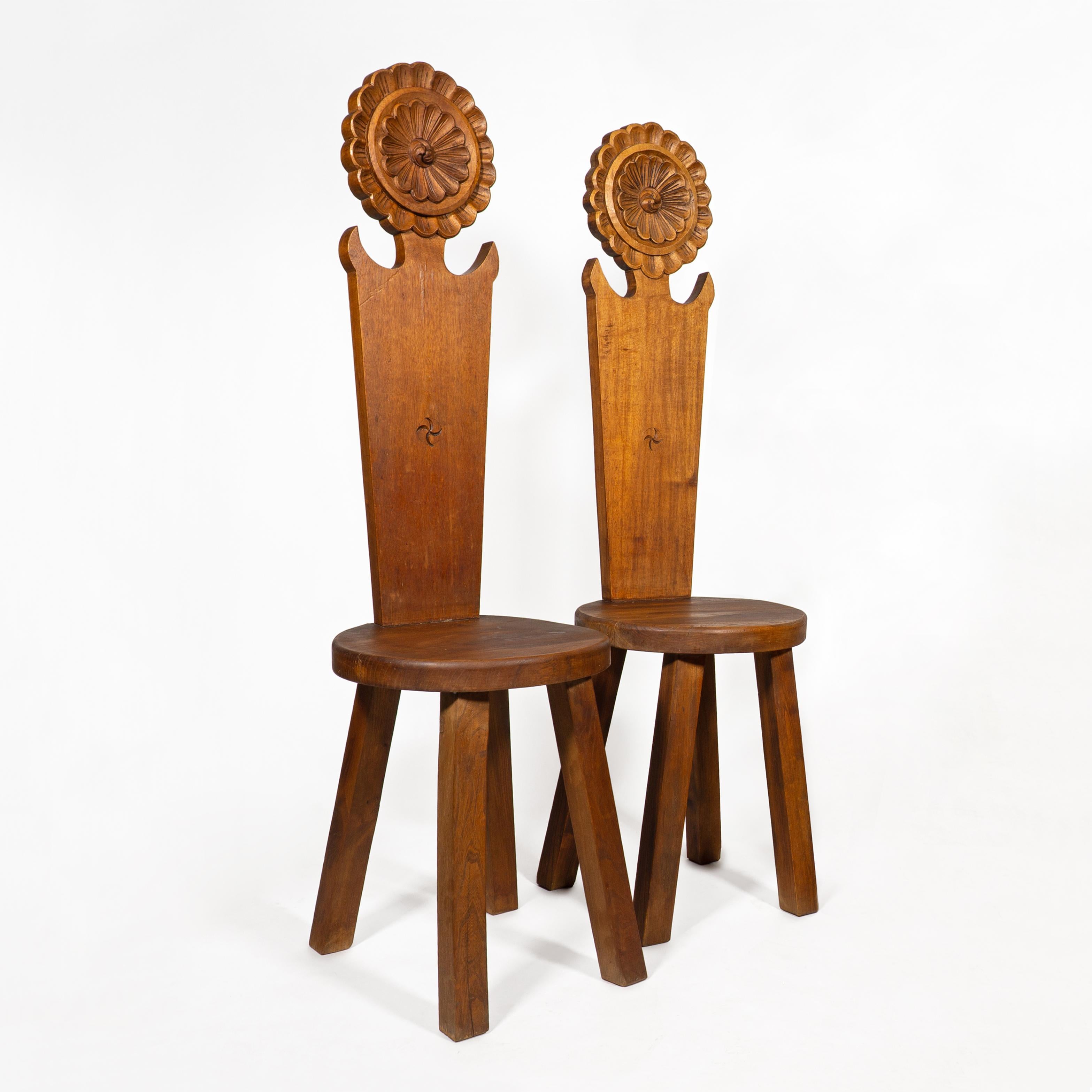 Silla Brutalista Esculpida de Madera Maciza con Respaldo Alto, Francia Años 50 en Bueno estado para la venta en Regensburg, DE