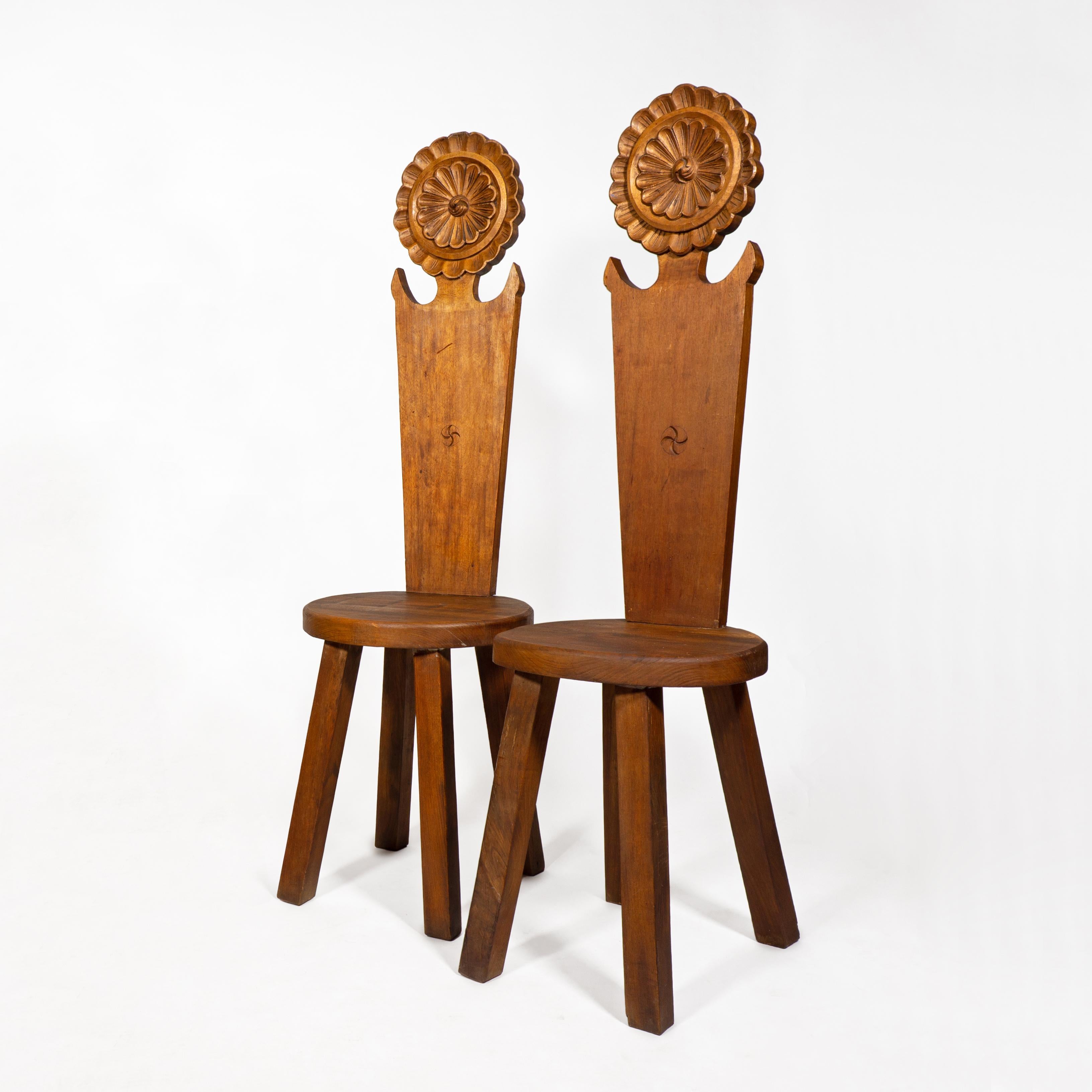 Silla Brutalista Esculpida de Madera Maciza con Respaldo Alto, Francia Años 50 mediados del siglo XX en venta
