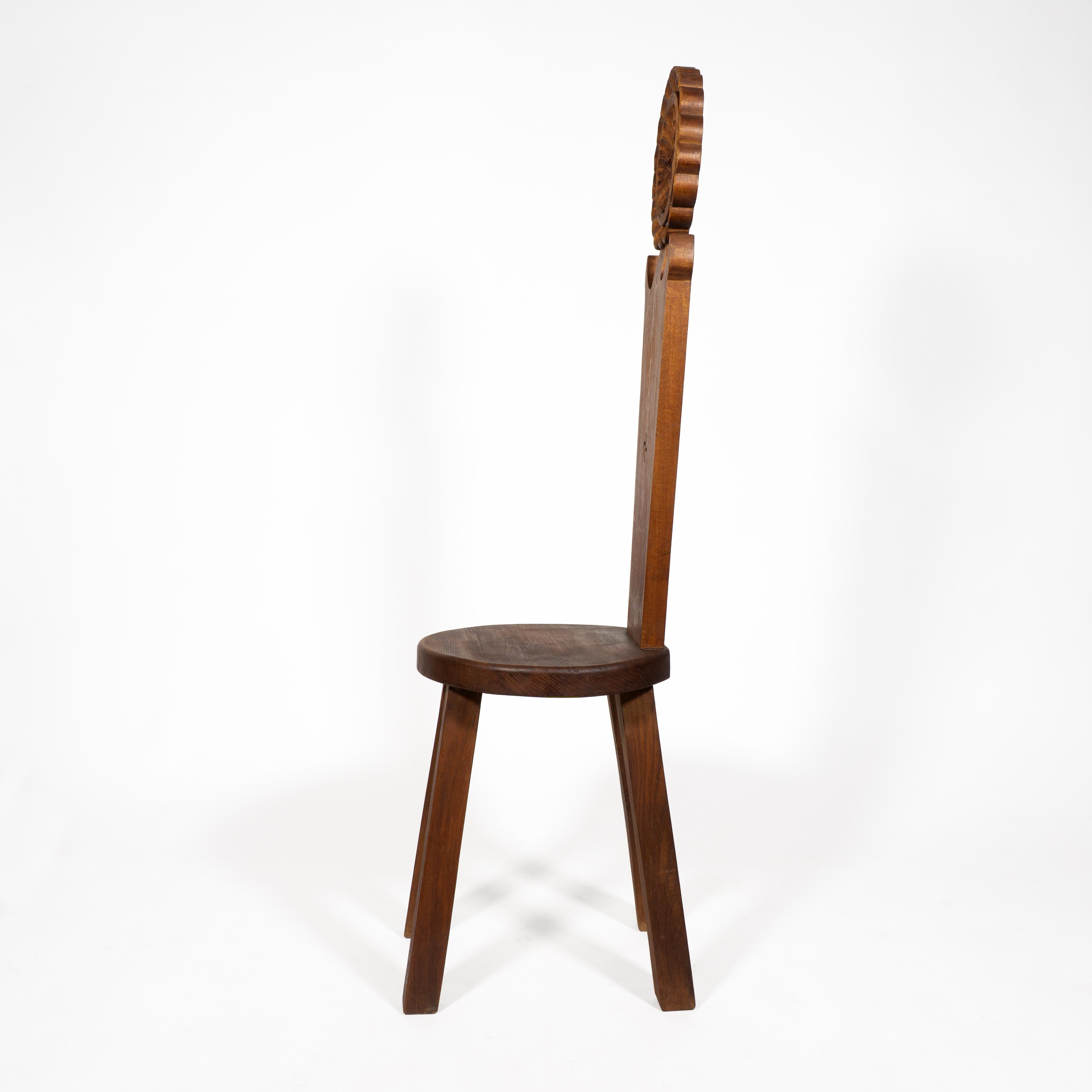 Silla Brutalista Esculpida de Madera Maciza con Respaldo Alto, Francia Años 50 en venta 2