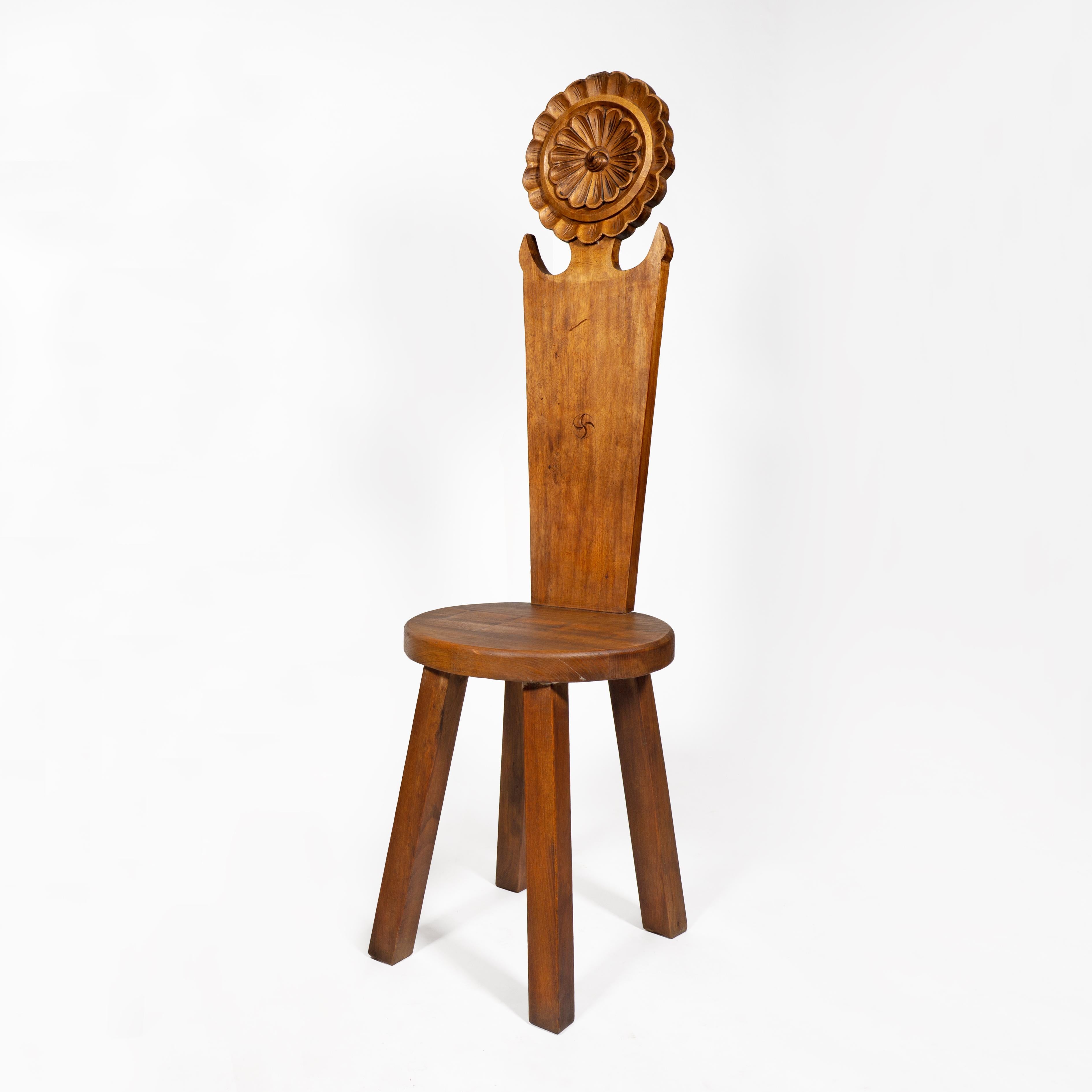 Silla Brutalista Esculpida de Madera Maciza con Respaldo Alto, Francia Años 50 en venta 1