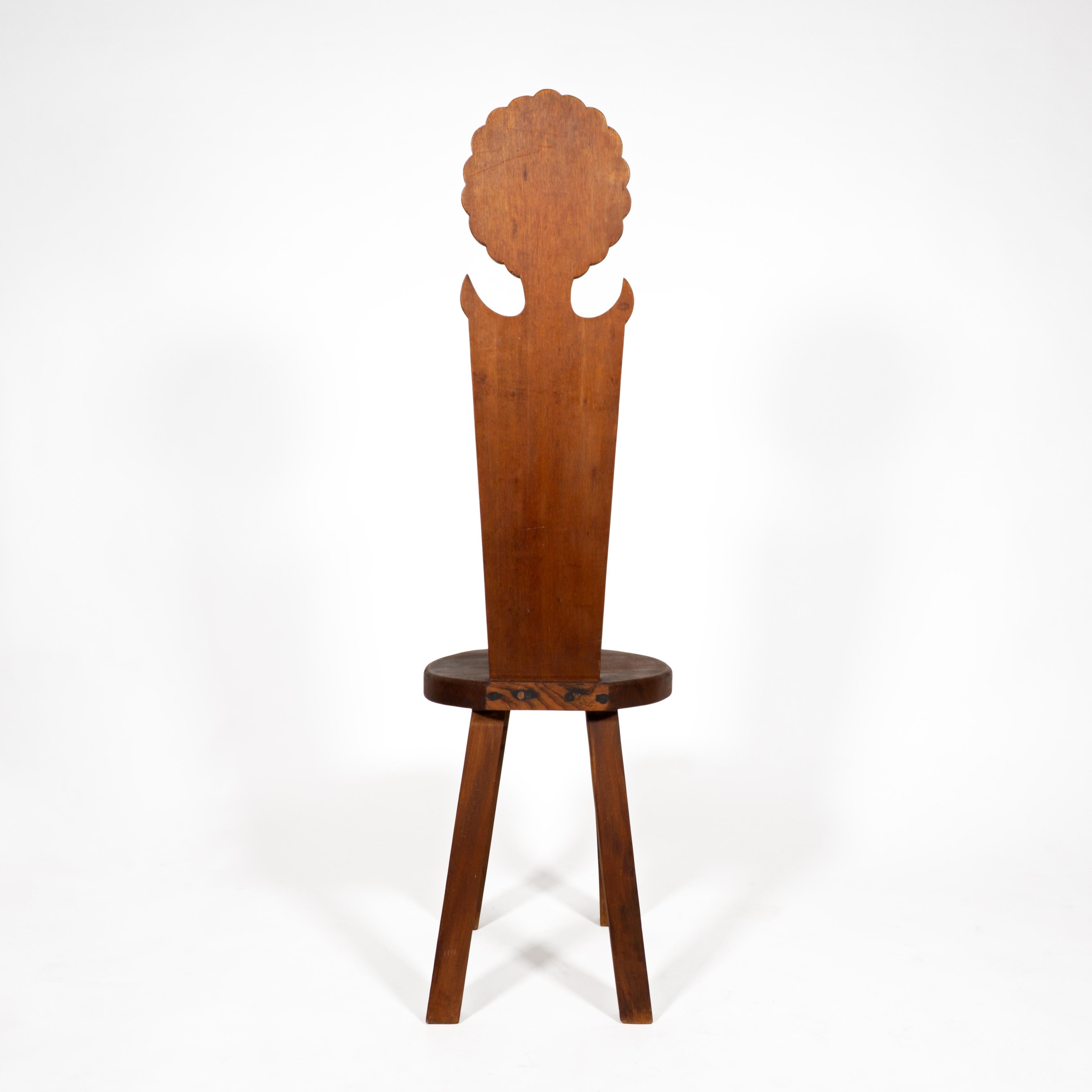 Silla Brutalista Esculpida de Madera Maciza con Respaldo Alto, Francia Años 50 en venta 3